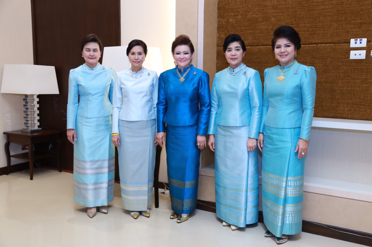 120 พล.อ.ปรีชา จันทร์โอชา ปลัดกระทรวงกลาโหม คุณผ่องพรรณ จันทร์โอชา นายกสมาคมภริยาฯ บันทึกแถบวิดิทัศน์อาศิรวาทเนื่องในวันเฉลิมพระชนมพรรษา สมเด็จพระนางเจ้าสิริกิติ์ พระบรมราชินีนาถ