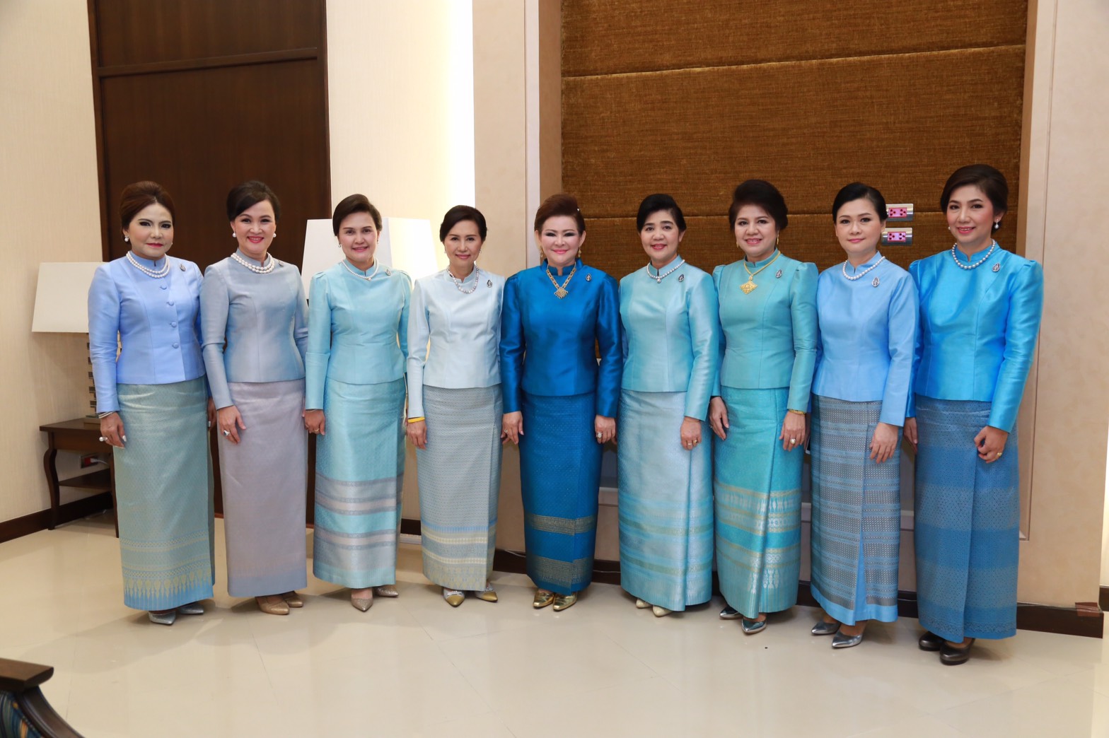 120 พล.อ.ปรีชา จันทร์โอชา ปลัดกระทรวงกลาโหม คุณผ่องพรรณ จันทร์โอชา นายกสมาคมภริยาฯ บันทึกแถบวิดิทัศน์อาศิรวาทเนื่องในวันเฉลิมพระชนมพรรษา สมเด็จพระนางเจ้าสิริกิติ์ พระบรมราชินีนาถ