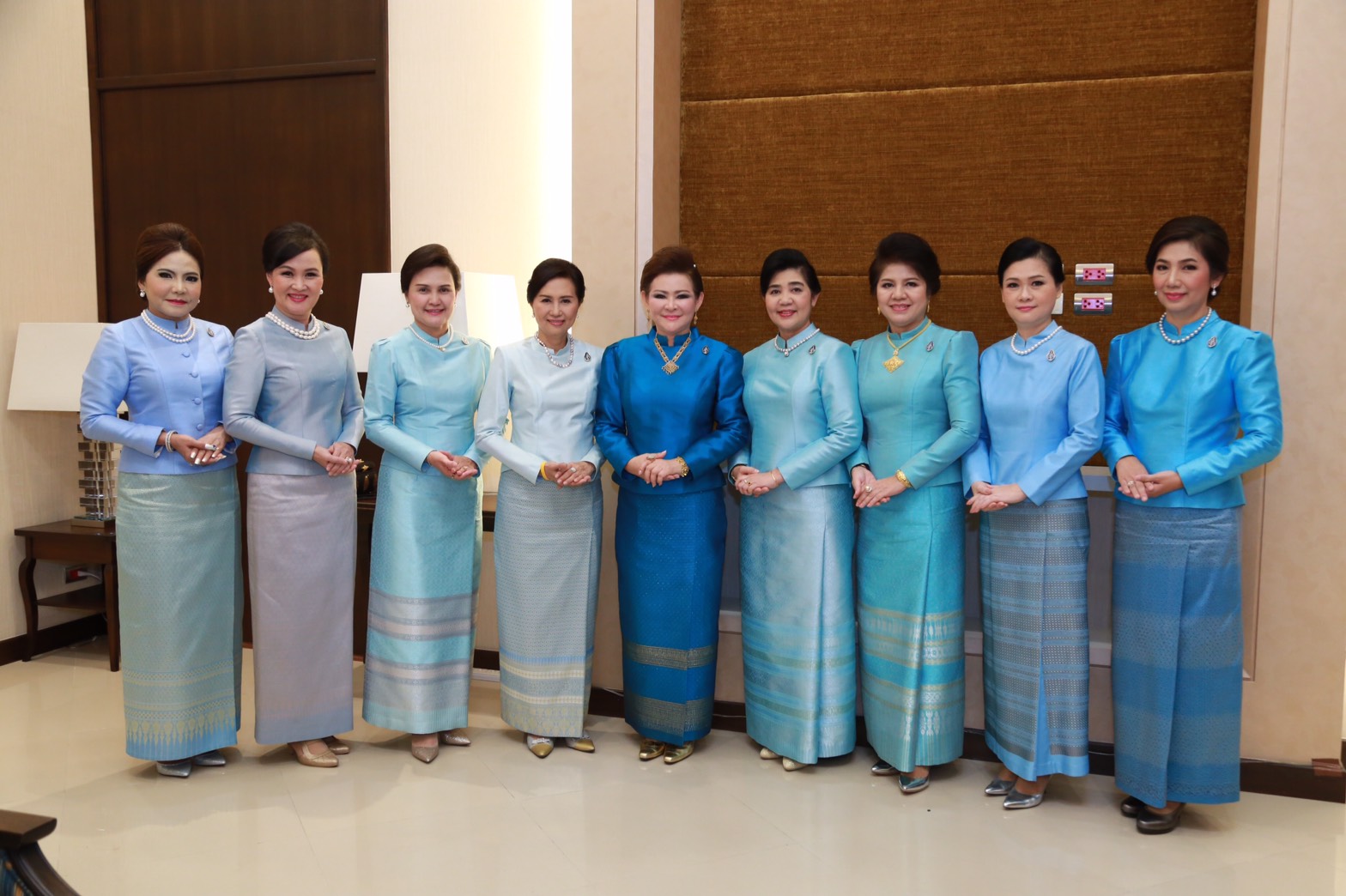 120 พล.อ.ปรีชา จันทร์โอชา ปลัดกระทรวงกลาโหม คุณผ่องพรรณ จันทร์โอชา นายกสมาคมภริยาฯ บันทึกแถบวิดิทัศน์อาศิรวาทเนื่องในวันเฉลิมพระชนมพรรษา สมเด็จพระนางเจ้าสิริกิติ์ พระบรมราชินีนาถ