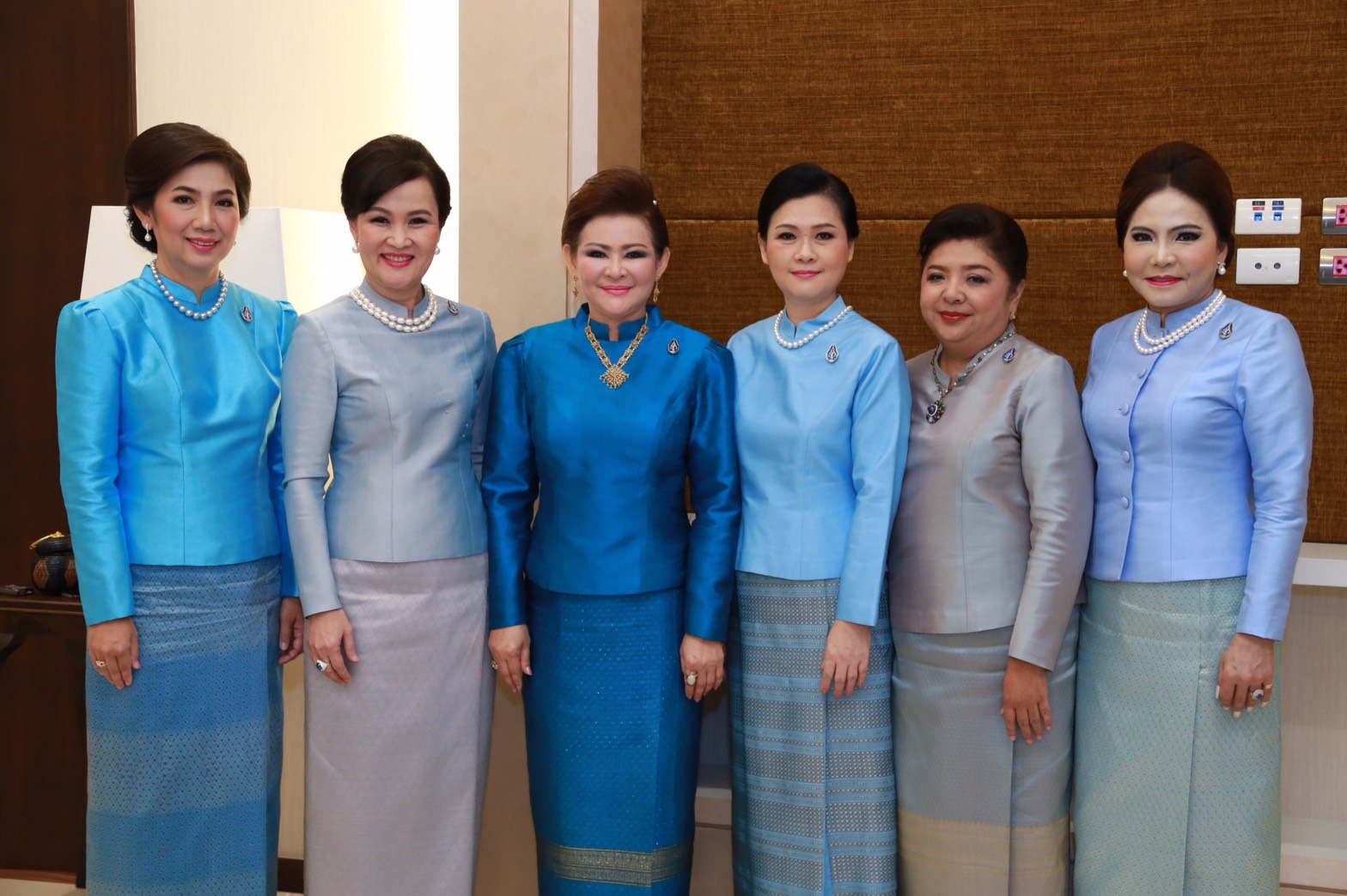 120 พล.อ.ปรีชา จันทร์โอชา ปลัดกระทรวงกลาโหม คุณผ่องพรรณ จันทร์โอชา นายกสมาคมภริยาฯ บันทึกแถบวิดิทัศน์อาศิรวาทเนื่องในวันเฉลิมพระชนมพรรษา สมเด็จพระนางเจ้าสิริกิติ์ พระบรมราชินีนาถ