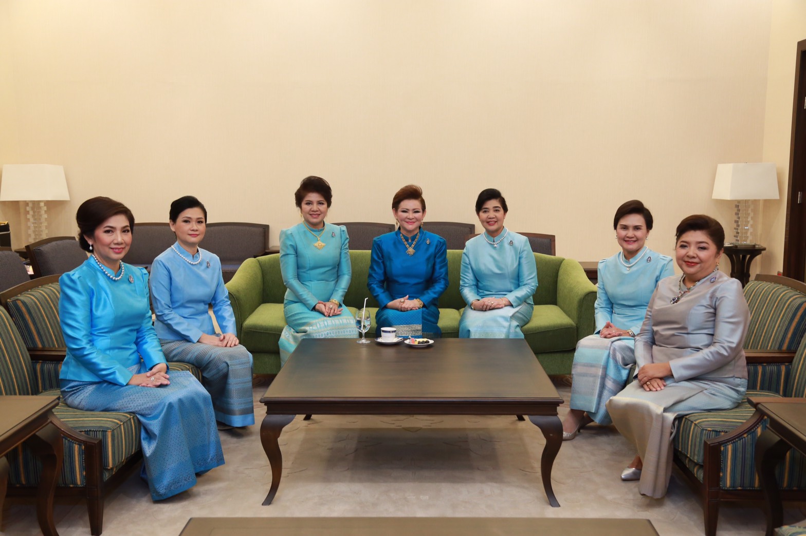 120 พล.อ.ปรีชา จันทร์โอชา ปลัดกระทรวงกลาโหม คุณผ่องพรรณ จันทร์โอชา นายกสมาคมภริยาฯ บันทึกแถบวิดิทัศน์อาศิรวาทเนื่องในวันเฉลิมพระชนมพรรษา สมเด็จพระนางเจ้าสิริกิติ์ พระบรมราชินีนาถ