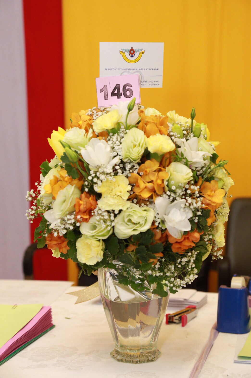 121 เนื่องในวโรกาสวันคล้ายวันพระราชสมภพสมเด็จพระบรมโอรสาธิราชฯ สยามมกุฏราชกุมาร คณะกรรมการสมาคมภริยาฯ ทูลเกล้าฯถวายแจกันดอกไม้และลงนามถวายพระพรชัยมงคล