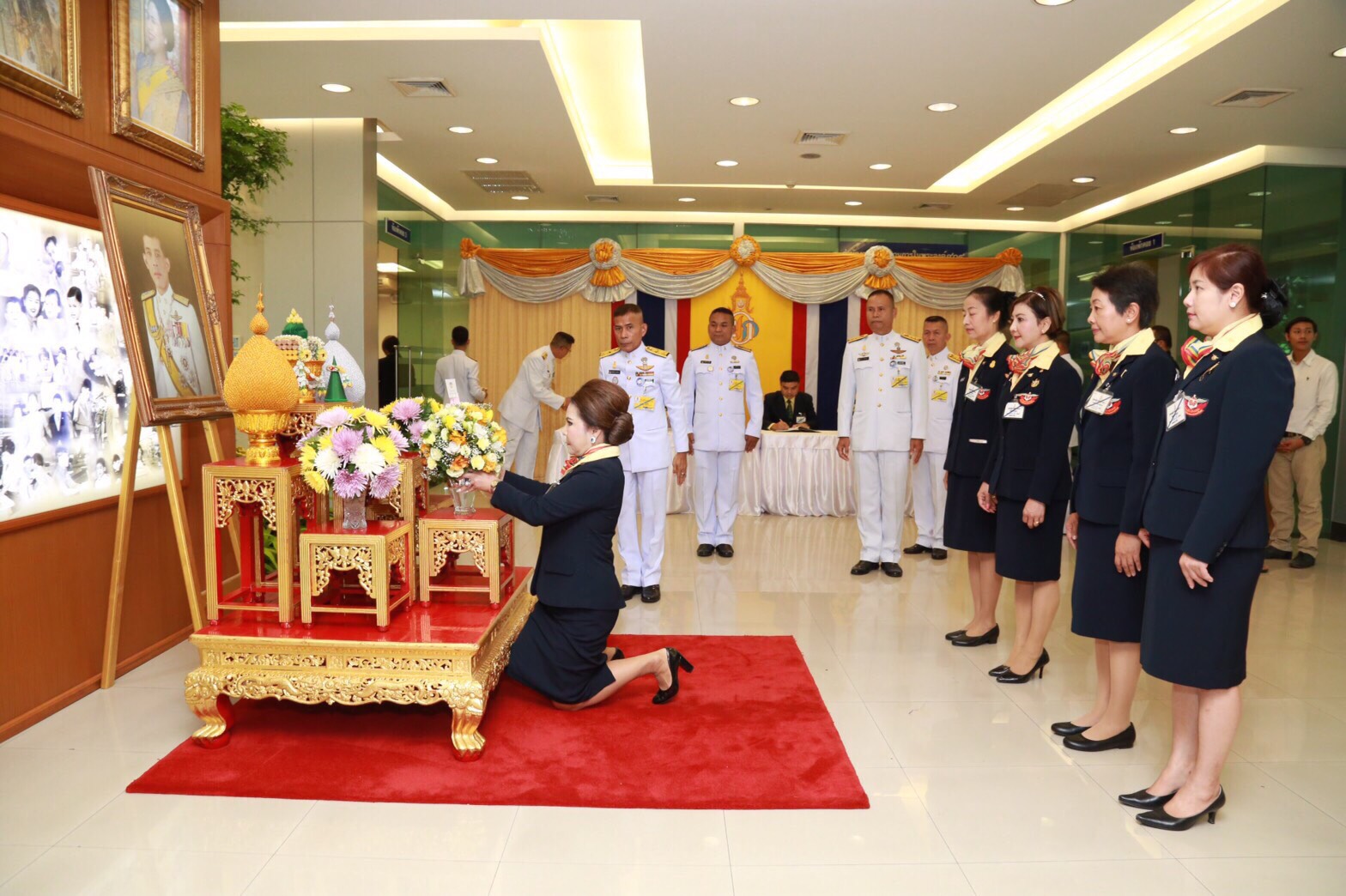 121 เนื่องในวโรกาสวันคล้ายวันพระราชสมภพสมเด็จพระบรมโอรสาธิราชฯ สยามมกุฏราชกุมาร คณะกรรมการสมาคมภริยาฯ ทูลเกล้าฯถวายแจกันดอกไม้และลงนามถวายพระพรชัยมงคล