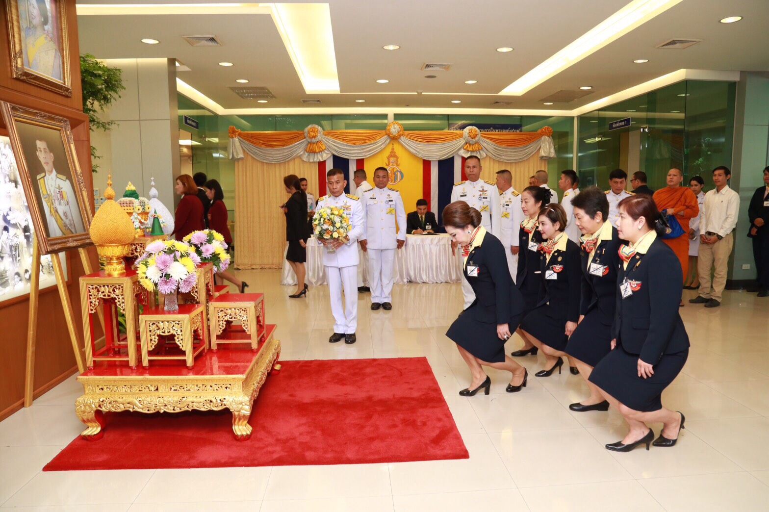 121 เนื่องในวโรกาสวันคล้ายวันพระราชสมภพสมเด็จพระบรมโอรสาธิราชฯ สยามมกุฏราชกุมาร คณะกรรมการสมาคมภริยาฯ ทูลเกล้าฯถวายแจกันดอกไม้และลงนามถวายพระพรชัยมงคล