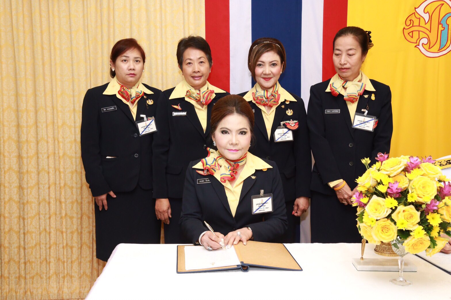 121 เนื่องในวโรกาสวันคล้ายวันพระราชสมภพสมเด็จพระบรมโอรสาธิราชฯ สยามมกุฏราชกุมาร คณะกรรมการสมาคมภริยาฯ ทูลเกล้าฯถวายแจกันดอกไม้และลงนามถวายพระพรชัยมงคล