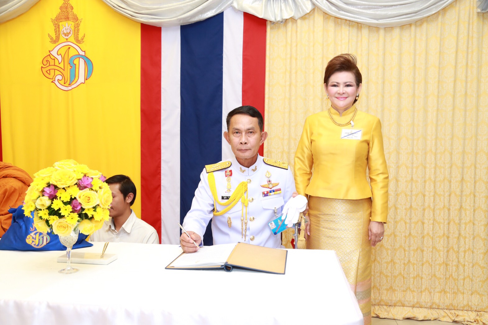 122 พล.อ.ปรีชา จันทร์โอชา ปลัดกระทรวงกลาโหม คุณผ่องพรรณ จันทร์โอชา นายกสมาคมภริยาฯ นำ คณะนายทหารขั้นผู้ใหญ่และภริยา ร่วมทูลเกล้าฯถวายแจกันดอกไม้ และลงนามถวายพระพร แด่สมเด็จพระบรมโอรสาธิราช เจ้าฟ้ามหาวชิราลงกรณ สยามมกุฎราชกุมาร เนื่องในโอกาสวันคล้ายวันพระราชสมภพ
