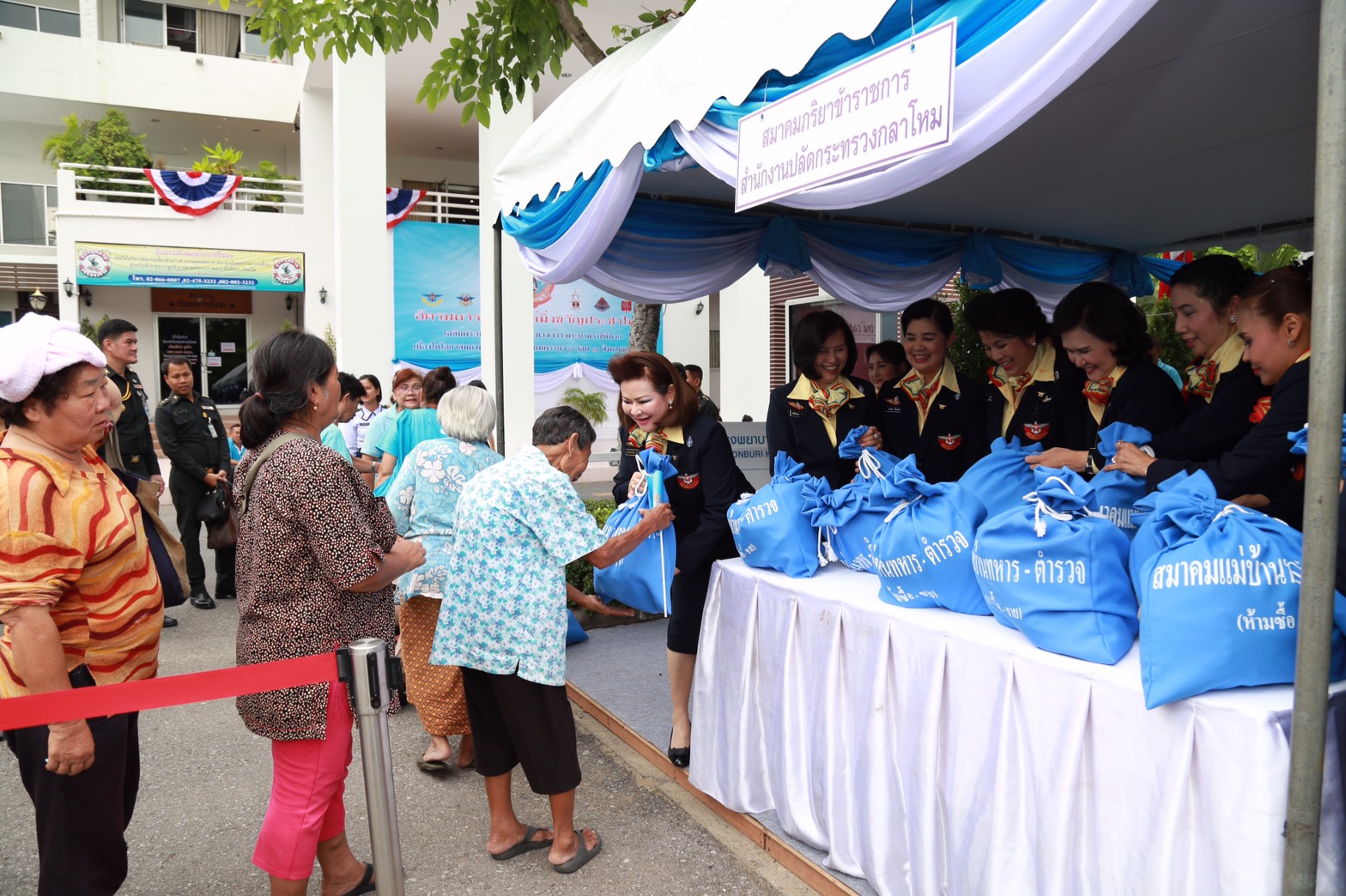 124 สมาคมแม่บ้านเหล่าทัพ ร่วมจัดกิจกรรมเฉลิมพระเกียรติสมเด็จพระนางเจ้าฯพระบรมราชินีนาถ เนื่องในโอกาส มหามงคลเฉลิมพระชนมพรรษา ๘๔ พรรษา