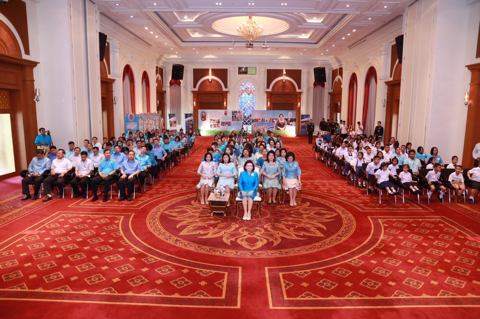 125 นายกสมาคมภริยาฯ เป็นประธานการมอบรางวัลทุนการศึกษาพร้อมเกียรติบัตรในกิจกรรม "รักแม่ รักษ์วัฒนธรรมไทย เทิดไท้องค์ราชินี "