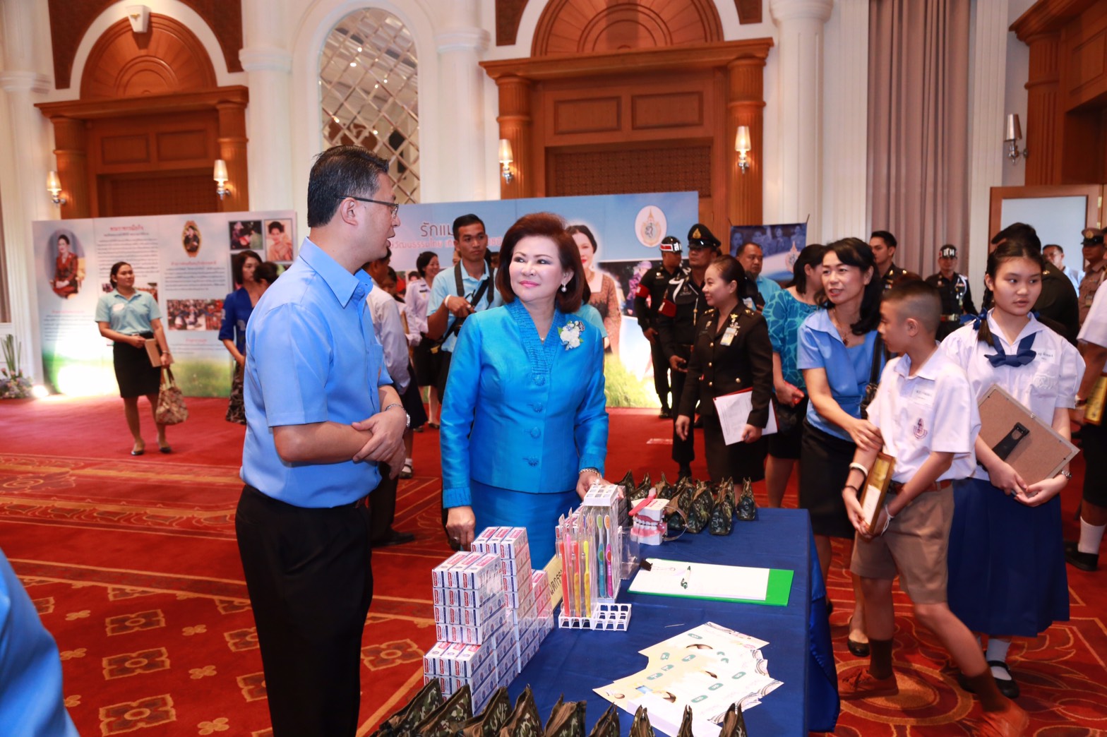 125 นายกสมาคมภริยาฯ เป็นประธานการมอบรางวัลทุนการศึกษาพร้อมเกียรติบัตรในกิจกรรม "รักแม่ รักษ์วัฒนธรรมไทย เทิดไท้องค์ราชินี "