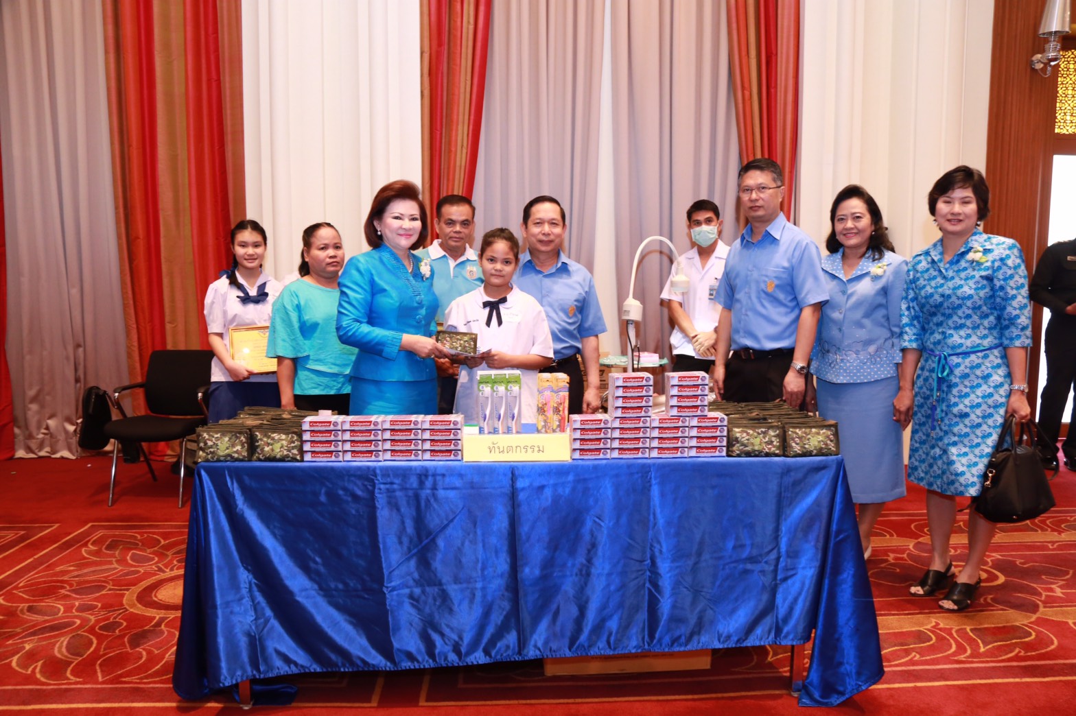 125 นายกสมาคมภริยาฯ เป็นประธานการมอบรางวัลทุนการศึกษาพร้อมเกียรติบัตรในกิจกรรม "รักแม่ รักษ์วัฒนธรรมไทย เทิดไท้องค์ราชินี "