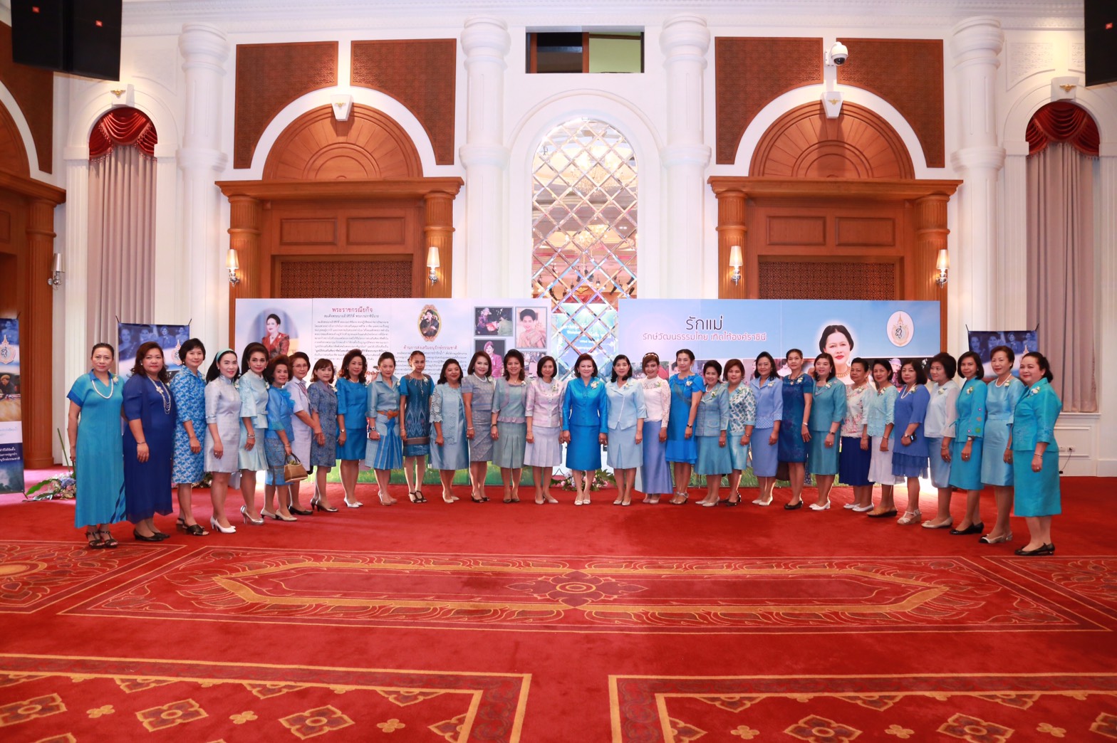 125 นายกสมาคมภริยาฯ เป็นประธานการมอบรางวัลทุนการศึกษาพร้อมเกียรติบัตรในกิจกรรม "รักแม่ รักษ์วัฒนธรรมไทย เทิดไท้องค์ราชินี "