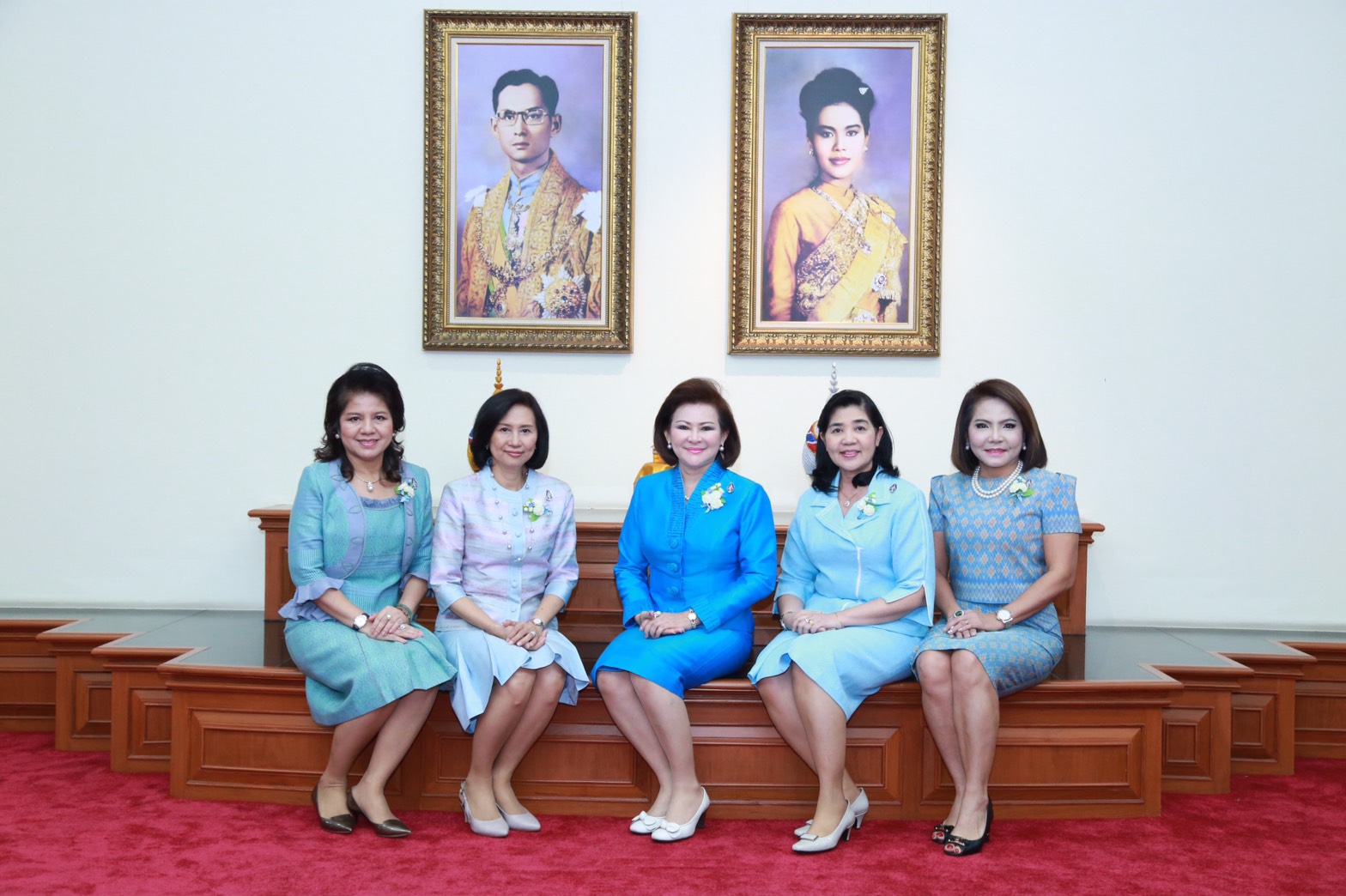 125 นายกสมาคมภริยาฯ เป็นประธานการมอบรางวัลทุนการศึกษาพร้อมเกียรติบัตรในกิจกรรม "รักแม่ รักษ์วัฒนธรรมไทย เทิดไท้องค์ราชินี "