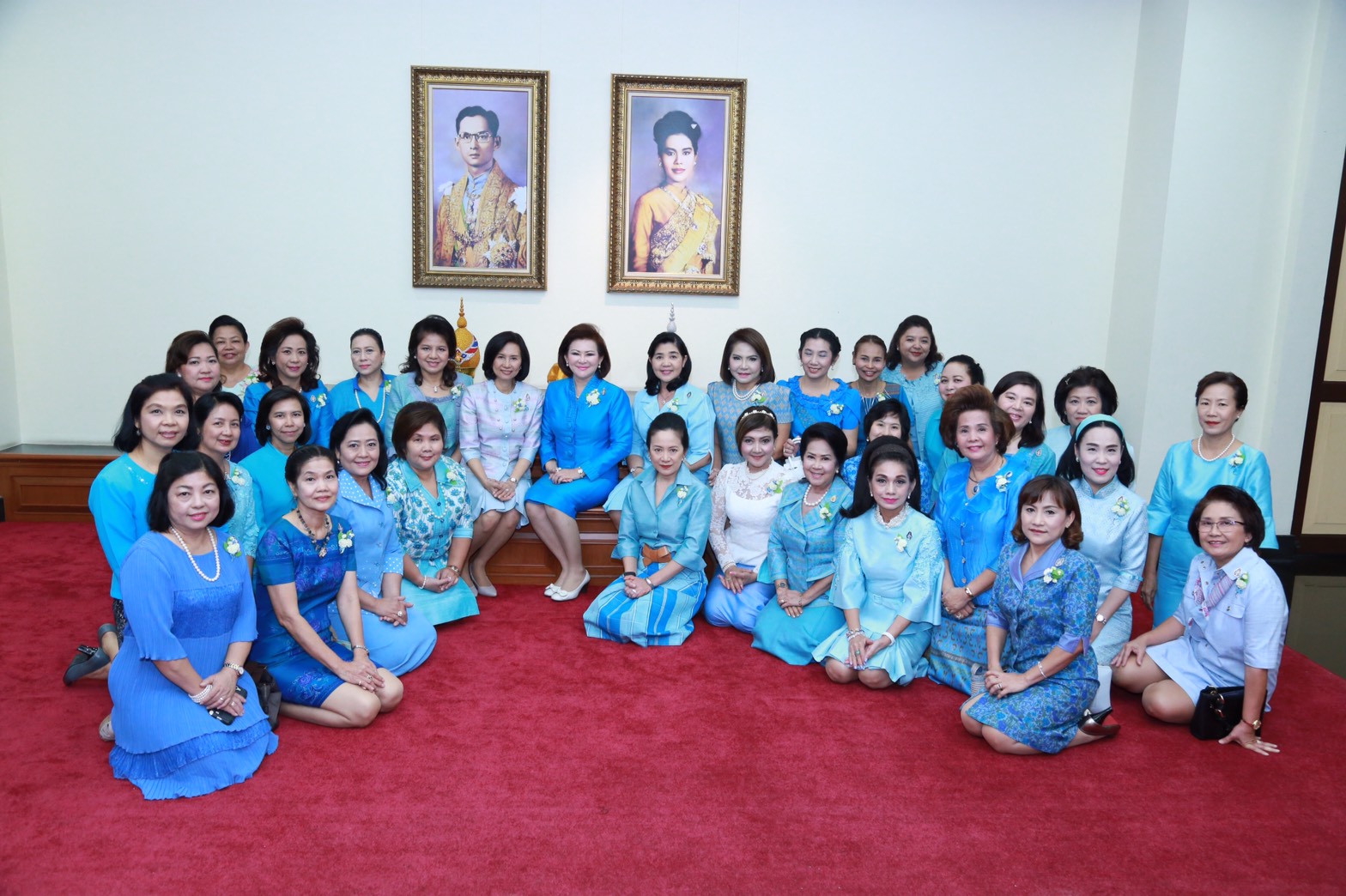 125 นายกสมาคมภริยาฯ เป็นประธานการมอบรางวัลทุนการศึกษาพร้อมเกียรติบัตรในกิจกรรม "รักแม่ รักษ์วัฒนธรรมไทย เทิดไท้องค์ราชินี "