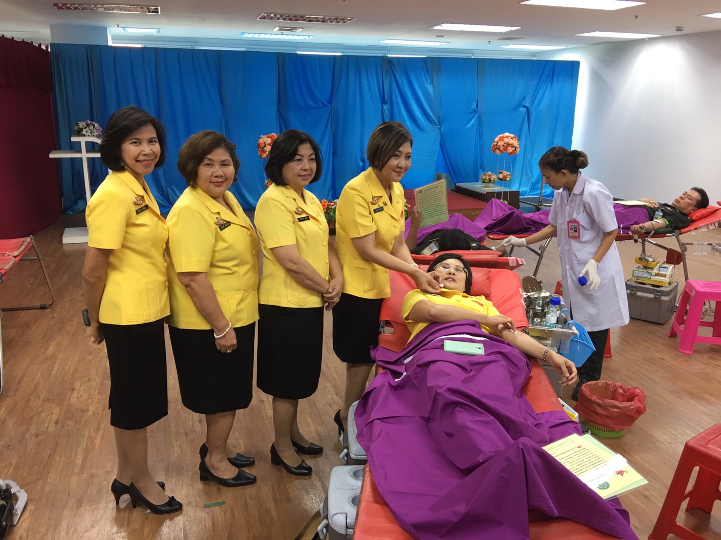126 คณะกรรมการสมาคมภริยาฯ ร่วมกิจกรรมบริจาคโลหิต ถวายเป็นพระราชกุศลเนื่องในวโรกาสวันเฉลิมพระชนมพรรษาสมเด็จพระนางเจ้าฯ พระบรมราชินีนาถ