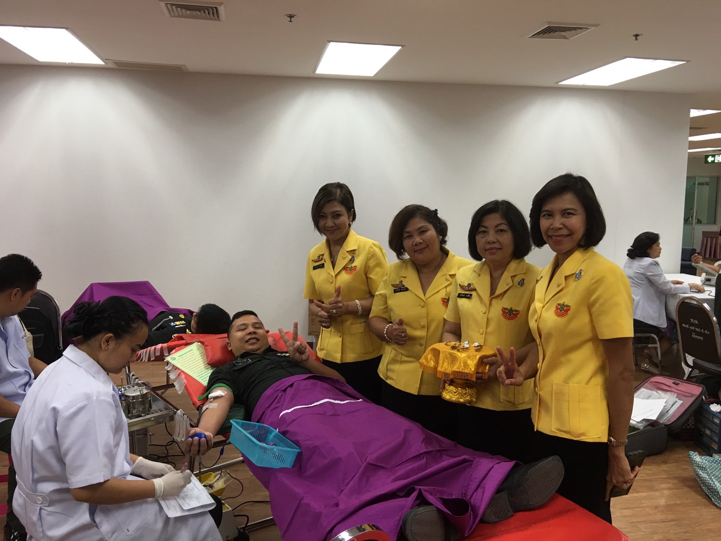 126 คณะกรรมการสมาคมภริยาฯ ร่วมกิจกรรมบริจาคโลหิต ถวายเป็นพระราชกุศลเนื่องในวโรกาสวันเฉลิมพระชนมพรรษาสมเด็จพระนางเจ้าฯ พระบรมราชินีนาถ
