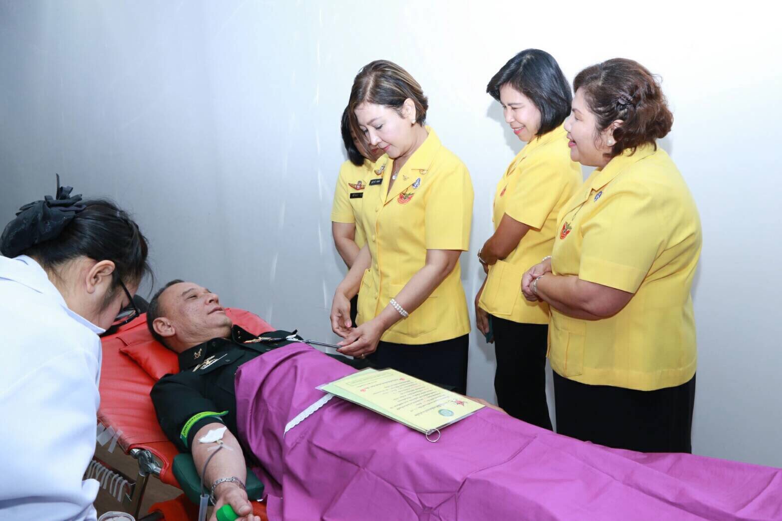 126 คณะกรรมการสมาคมภริยาฯ ร่วมกิจกรรมบริจาคโลหิต ถวายเป็นพระราชกุศลเนื่องในวโรกาสวันเฉลิมพระชนมพรรษาสมเด็จพระนางเจ้าฯ พระบรมราชินีนาถ