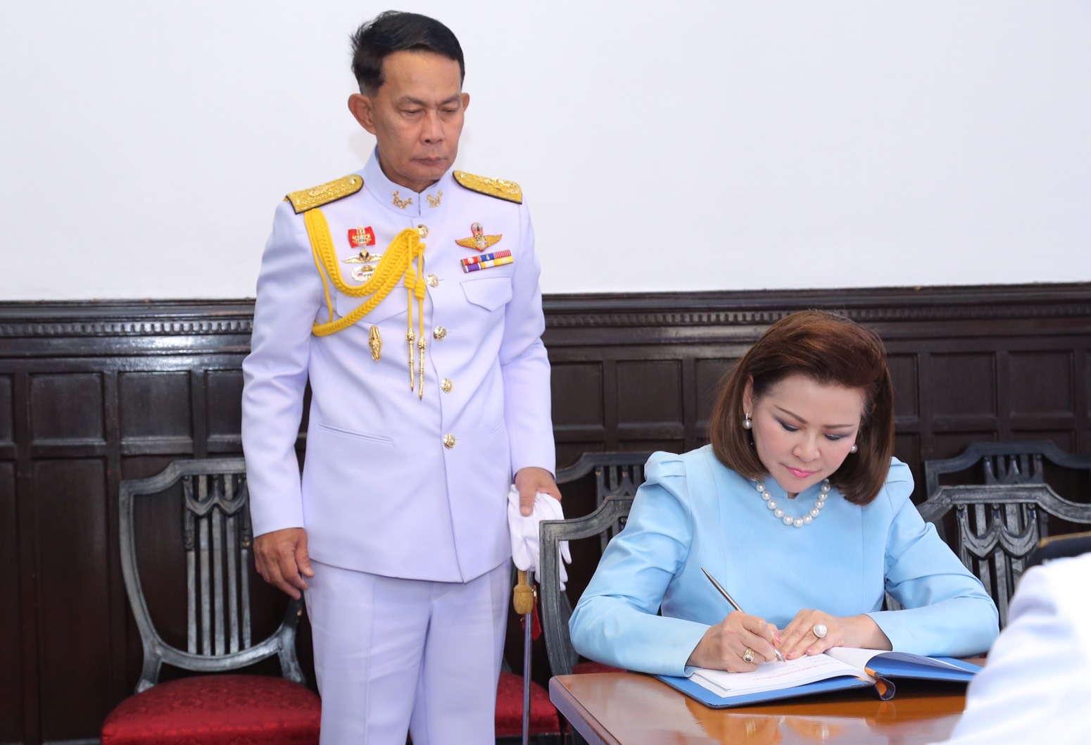 128 ปลัดกระทรวงกลาโหม และนายกสมาคมภริยาฯ นำหัวหน้าหน่วยขึ้นตรงและภริยาร่วมลงนามถวายพระพร สมเด็จพระนางเจ้าฯ พระบรมราชินีนาถ