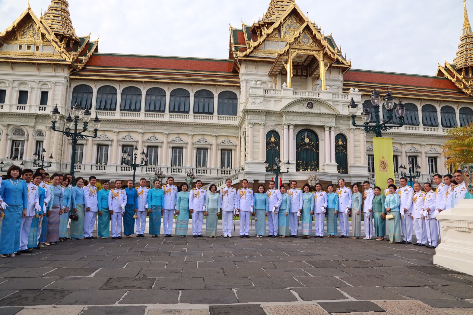 128 ปลัดกระทรวงกลาโหม และนายกสมาคมภริยาฯ นำหัวหน้าหน่วยขึ้นตรงและภริยาร่วมลงนามถวายพระพร สมเด็จพระนางเจ้าฯ พระบรมราชินีนาถ