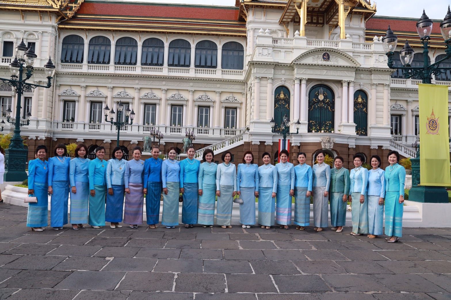 128 ปลัดกระทรวงกลาโหม และนายกสมาคมภริยาฯ นำหัวหน้าหน่วยขึ้นตรงและภริยาร่วมลงนามถวายพระพร สมเด็จพระนางเจ้าฯ พระบรมราชินีนาถ