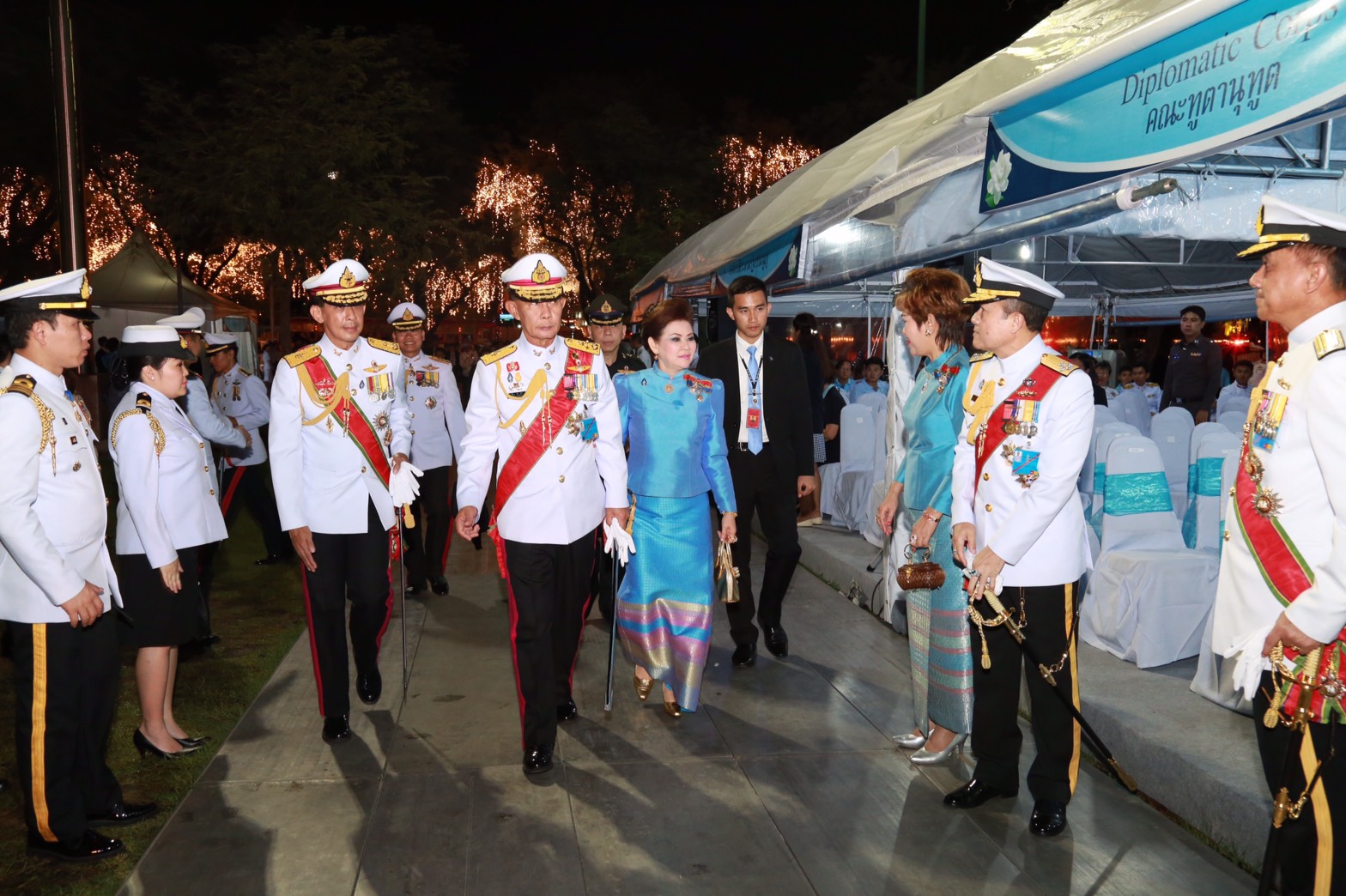 131 ปลัดกระทรวงกลาโหม และนายกสมาคมภริยาฯ ร่วมงานเฉลิมพระเกียรติ สมเด็จพระนางเจ้าฯ พระบรมราชินีนาถ เนื่องในโอกาสพระราชพิธีมหามงคลเฉลิมพระชนมพรรษา ๗ รอบ ๑๒ สิงหาคม ๒๕๕๙
