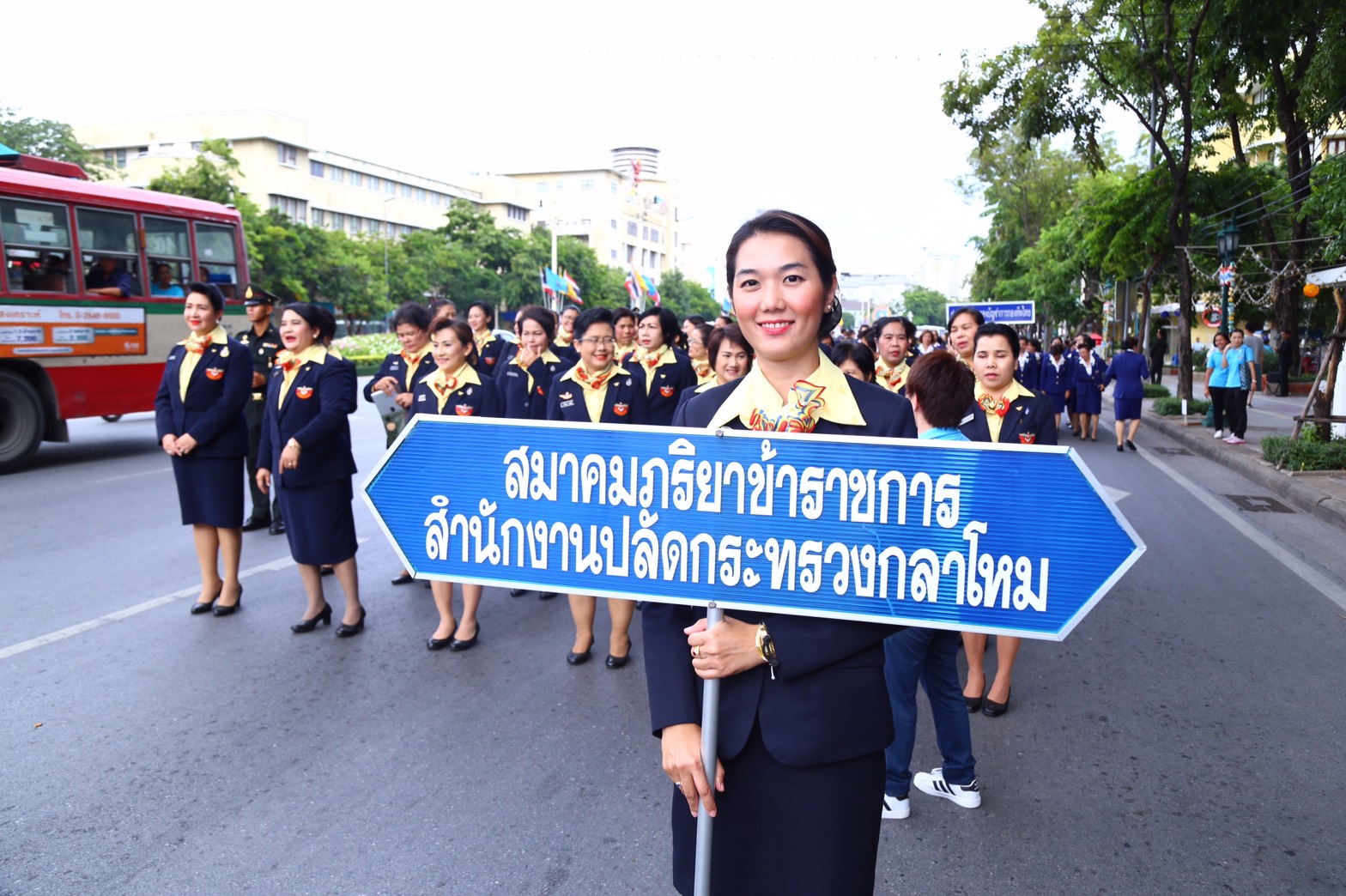 132 สมาคมภริยาฯ ร่วมพิธีเดินริ้วขบวนอัญเชิญพานพุ่มงานเฉลิมพระเกียรติสมเด็จ พระนางเจ้าฯ พระบรมราชินีนาถ เนื่องในวโรกาส พระราชพิธีมหามงคล เฉลิมพระชนมพรรษา ๗ รอบ ๑๒ สิงหาคม ๒๕๕๙