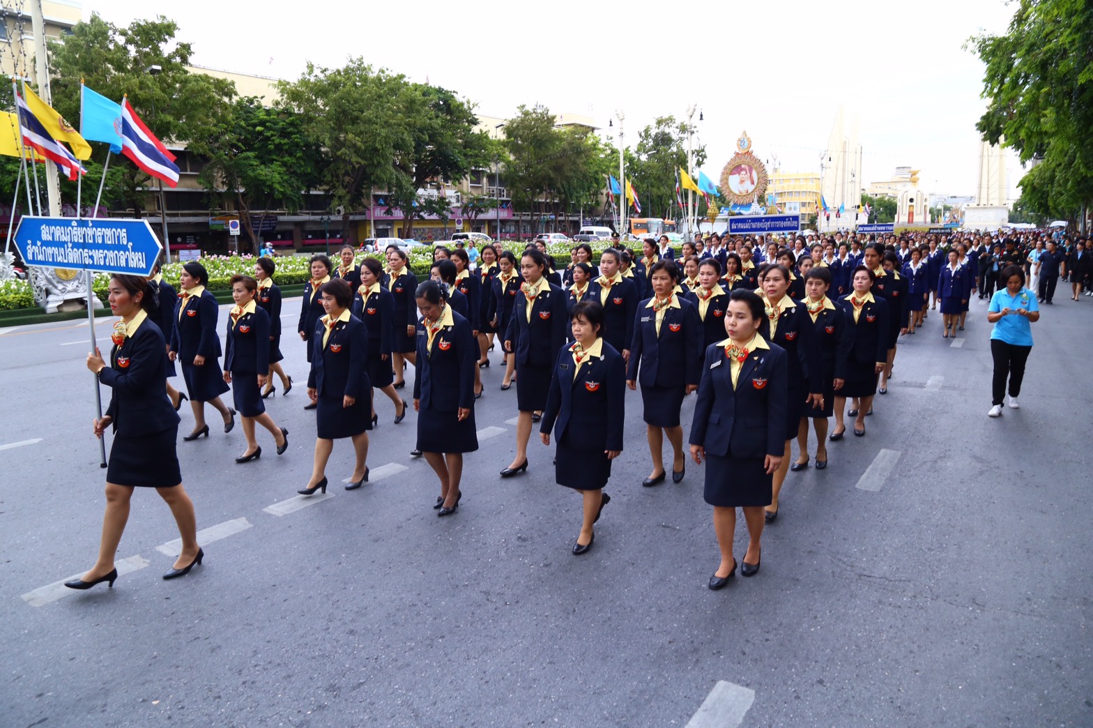 132 สมาคมภริยาฯ ร่วมพิธีเดินริ้วขบวนอัญเชิญพานพุ่มงานเฉลิมพระเกียรติสมเด็จ พระนางเจ้าฯ พระบรมราชินีนาถ เนื่องในวโรกาส พระราชพิธีมหามงคล เฉลิมพระชนมพรรษา ๗ รอบ ๑๒ สิงหาคม ๒๕๕๙