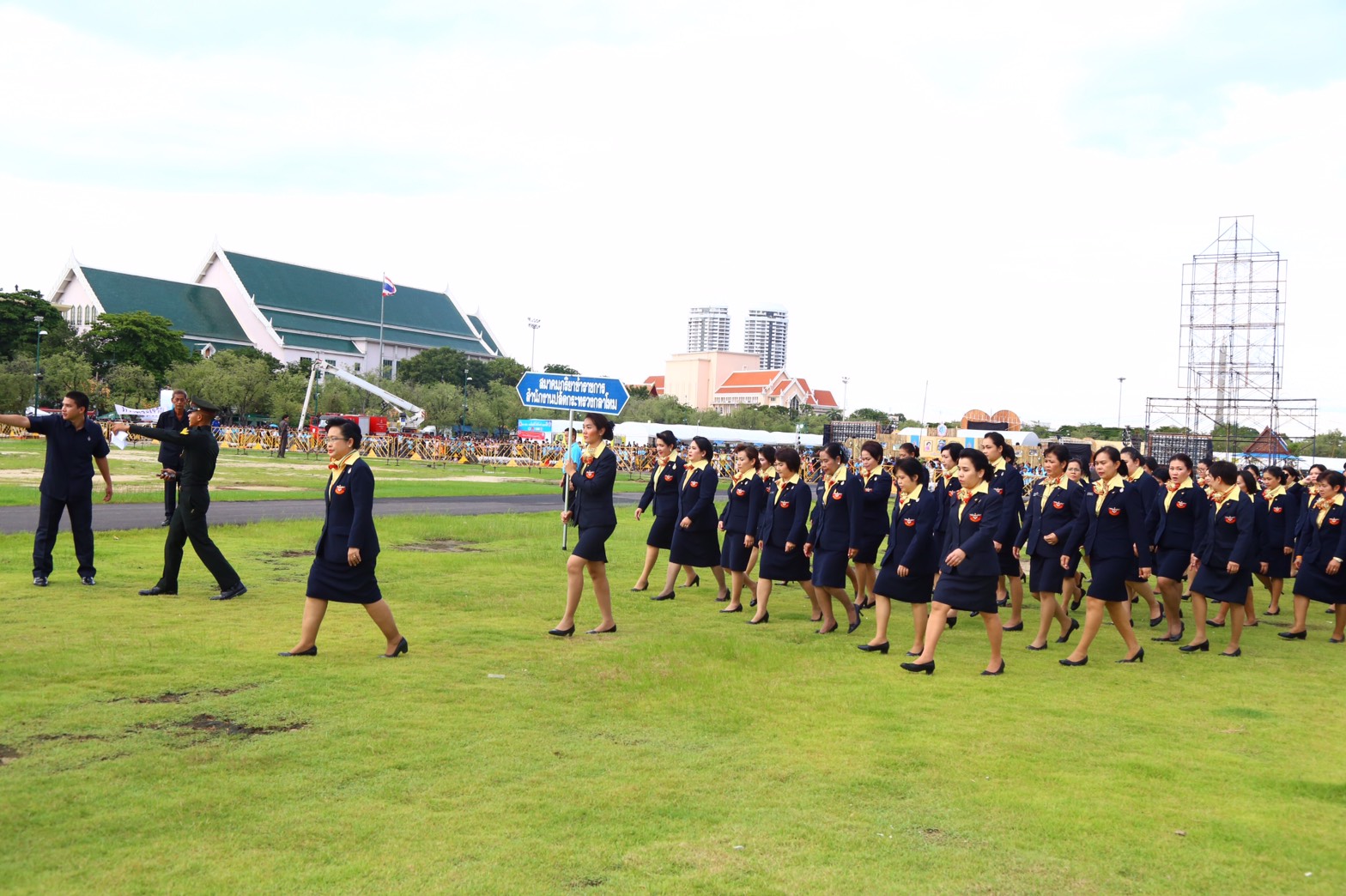 132 สมาคมภริยาฯ ร่วมพิธีเดินริ้วขบวนอัญเชิญพานพุ่มงานเฉลิมพระเกียรติสมเด็จ พระนางเจ้าฯ พระบรมราชินีนาถ เนื่องในวโรกาส พระราชพิธีมหามงคล เฉลิมพระชนมพรรษา ๗ รอบ ๑๒ สิงหาคม ๒๕๕๙
