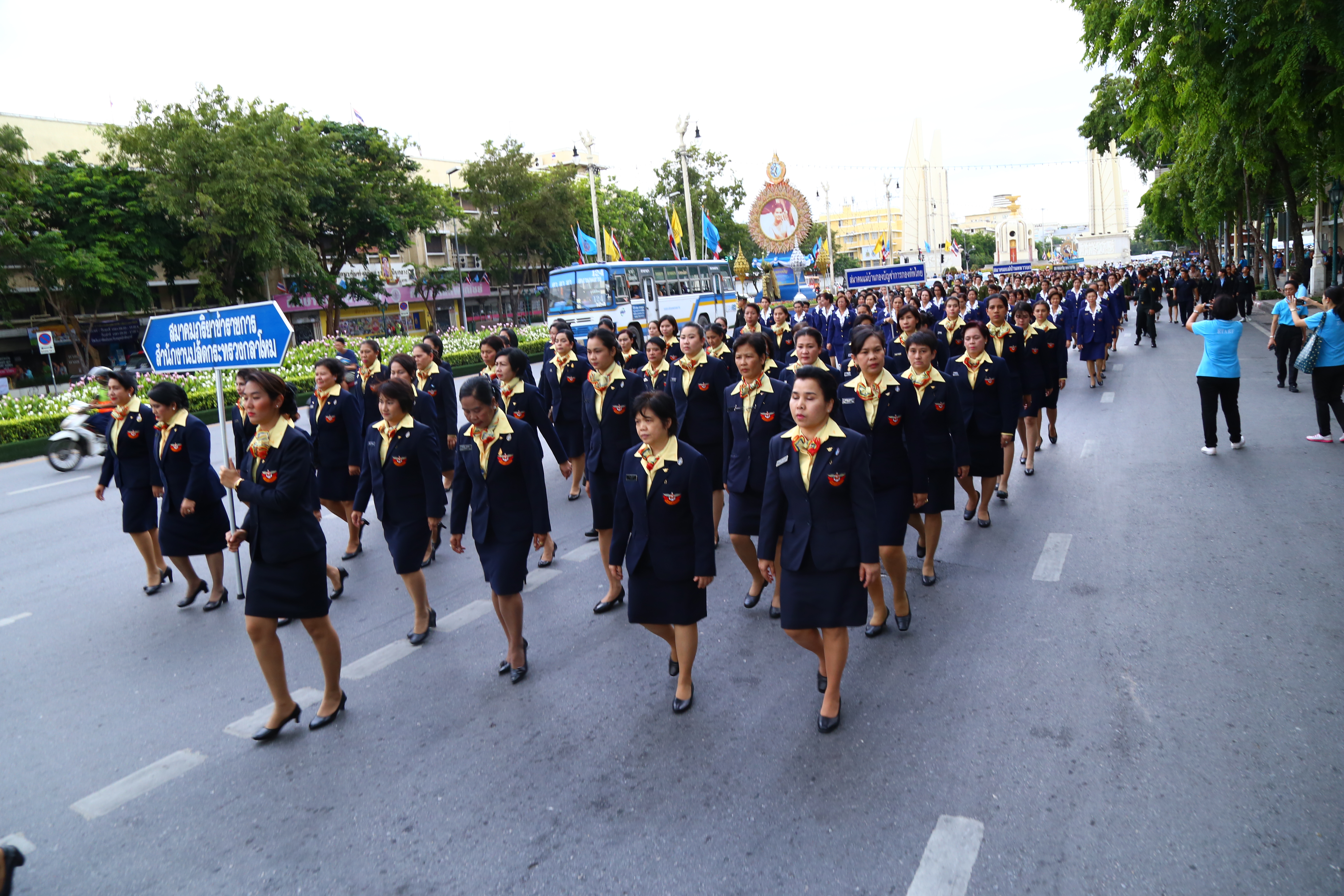 132 สมาคมภริยาฯ ร่วมพิธีเดินริ้วขบวนอัญเชิญพานพุ่มงานเฉลิมพระเกียรติสมเด็จ พระนางเจ้าฯ พระบรมราชินีนาถ เนื่องในวโรกาส พระราชพิธีมหามงคล เฉลิมพระชนมพรรษา ๗ รอบ ๑๒ สิงหาคม ๒๕๕๙