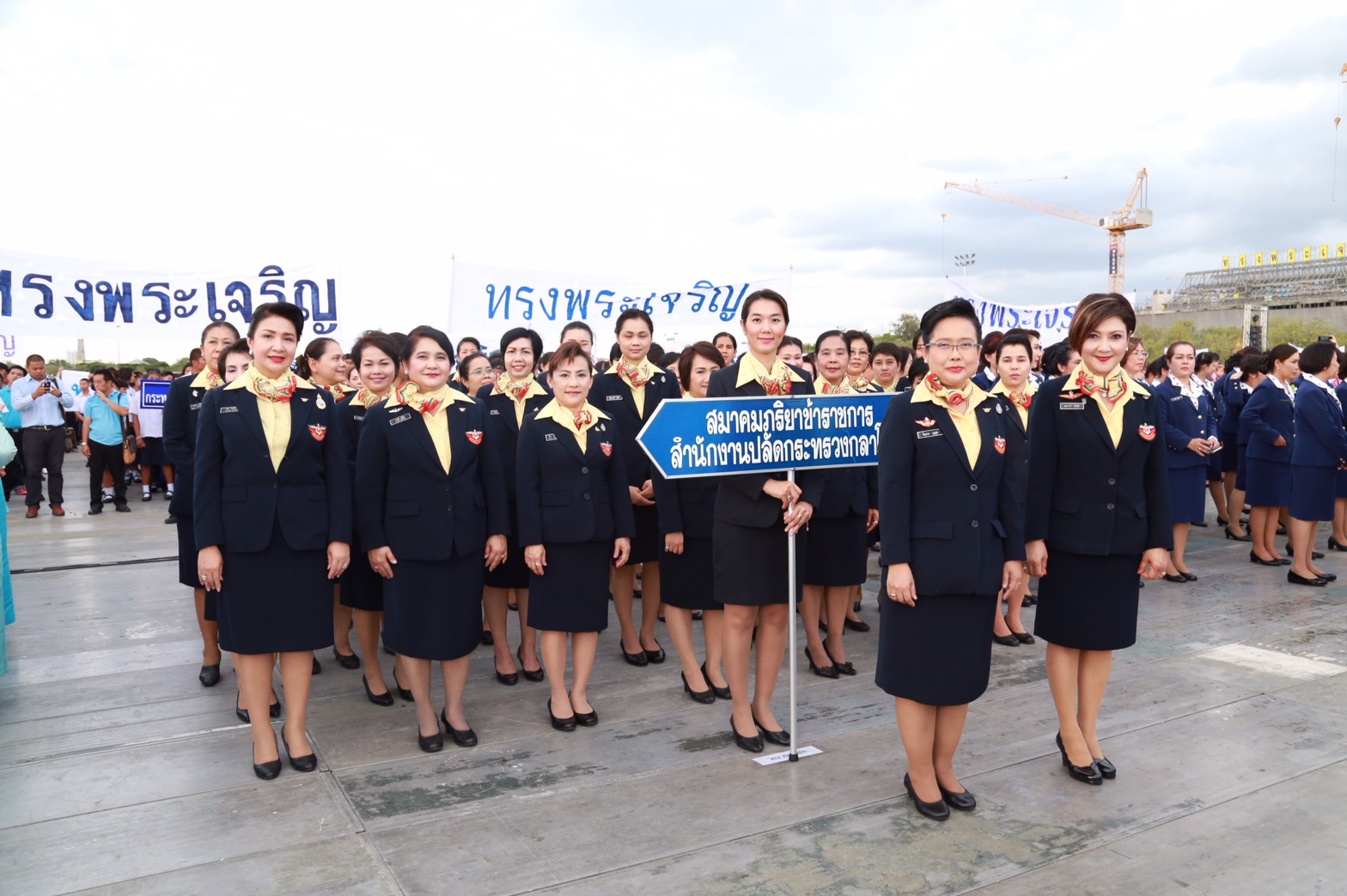 132 สมาคมภริยาฯ ร่วมพิธีเดินริ้วขบวนอัญเชิญพานพุ่มงานเฉลิมพระเกียรติสมเด็จ พระนางเจ้าฯ พระบรมราชินีนาถ เนื่องในวโรกาส พระราชพิธีมหามงคล เฉลิมพระชนมพรรษา ๗ รอบ ๑๒ สิงหาคม ๒๕๕๙