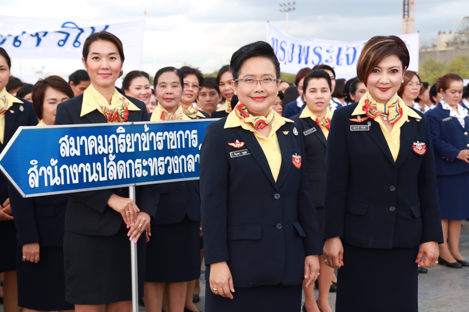 132 สมาคมภริยาฯ ร่วมพิธีเดินริ้วขบวนอัญเชิญพานพุ่มงานเฉลิมพระเกียรติสมเด็จ พระนางเจ้าฯ พระบรมราชินีนาถ เนื่องในวโรกาส พระราชพิธีมหามงคล เฉลิมพระชนมพรรษา ๗ รอบ ๑๒ สิงหาคม ๒๕๕๙