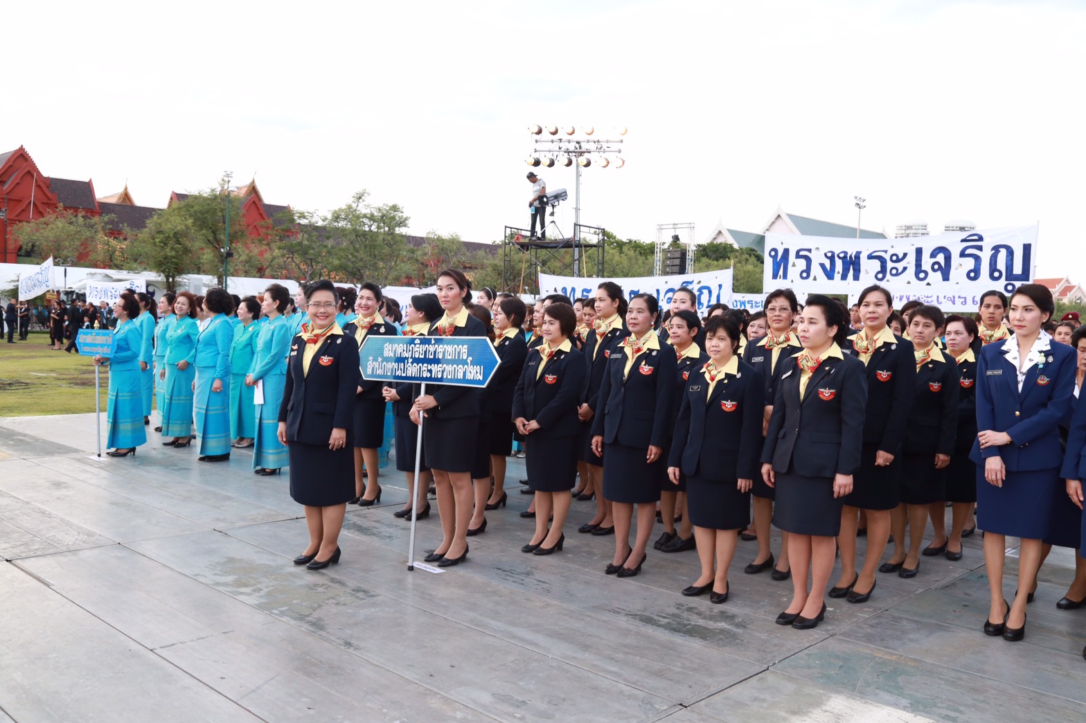 132 สมาคมภริยาฯ ร่วมพิธีเดินริ้วขบวนอัญเชิญพานพุ่มงานเฉลิมพระเกียรติสมเด็จ พระนางเจ้าฯ พระบรมราชินีนาถ เนื่องในวโรกาส พระราชพิธีมหามงคล เฉลิมพระชนมพรรษา ๗ รอบ ๑๒ สิงหาคม ๒๕๕๙