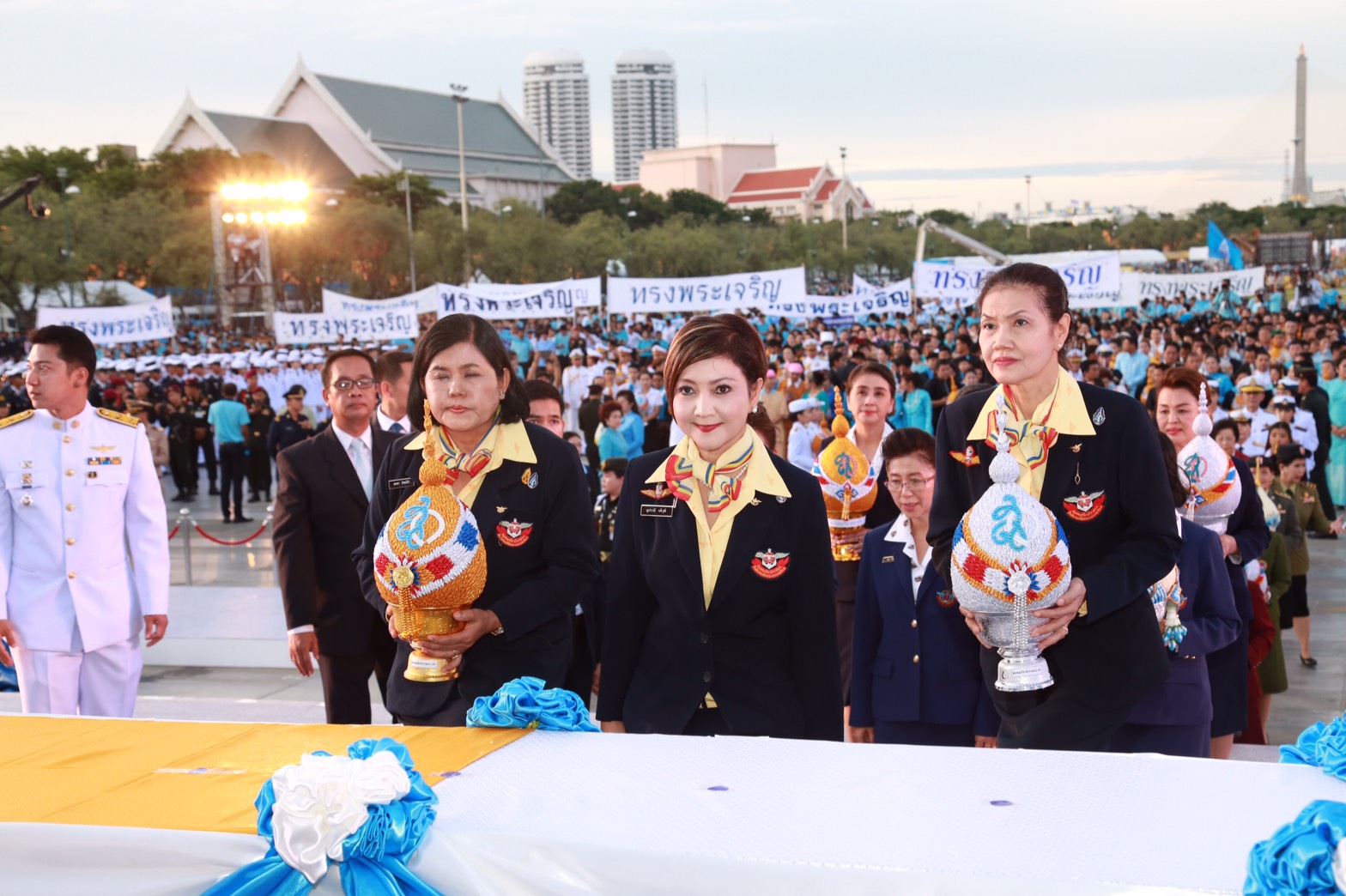 132 สมาคมภริยาฯ ร่วมพิธีเดินริ้วขบวนอัญเชิญพานพุ่มงานเฉลิมพระเกียรติสมเด็จ พระนางเจ้าฯ พระบรมราชินีนาถ เนื่องในวโรกาส พระราชพิธีมหามงคล เฉลิมพระชนมพรรษา ๗ รอบ ๑๒ สิงหาคม ๒๕๕๙