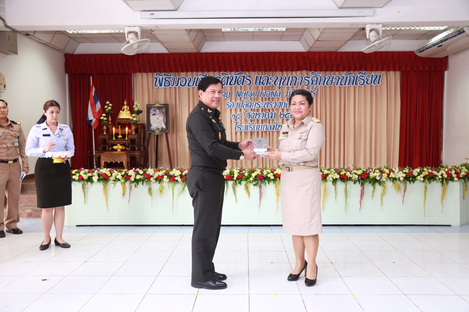 134 ปลัดกระทรวงกลาโหม มอบให้ รองปลัดกระทรวงกลาโหม เป็นผู้แทนพร้อมด้วยคณะกรรมการสมาคมภริยากระทรวงกลาโหม มอบทุนการศึกษาแก่นักเรียน โรงเรียนกลาโหมอุทิศ ประจำปีการศึกษา ๒๕๕๙