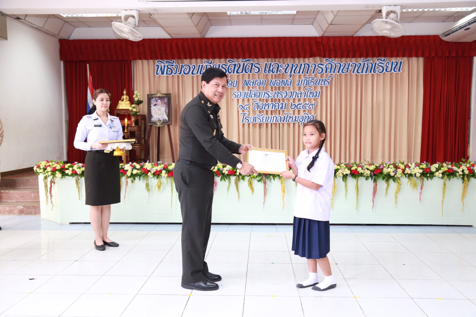 134 ปลัดกระทรวงกลาโหม มอบให้ รองปลัดกระทรวงกลาโหม เป็นผู้แทนพร้อมด้วยคณะกรรมการสมาคมภริยากระทรวงกลาโหม มอบทุนการศึกษาแก่นักเรียน โรงเรียนกลาโหมอุทิศ ประจำปีการศึกษา ๒๕๕๙