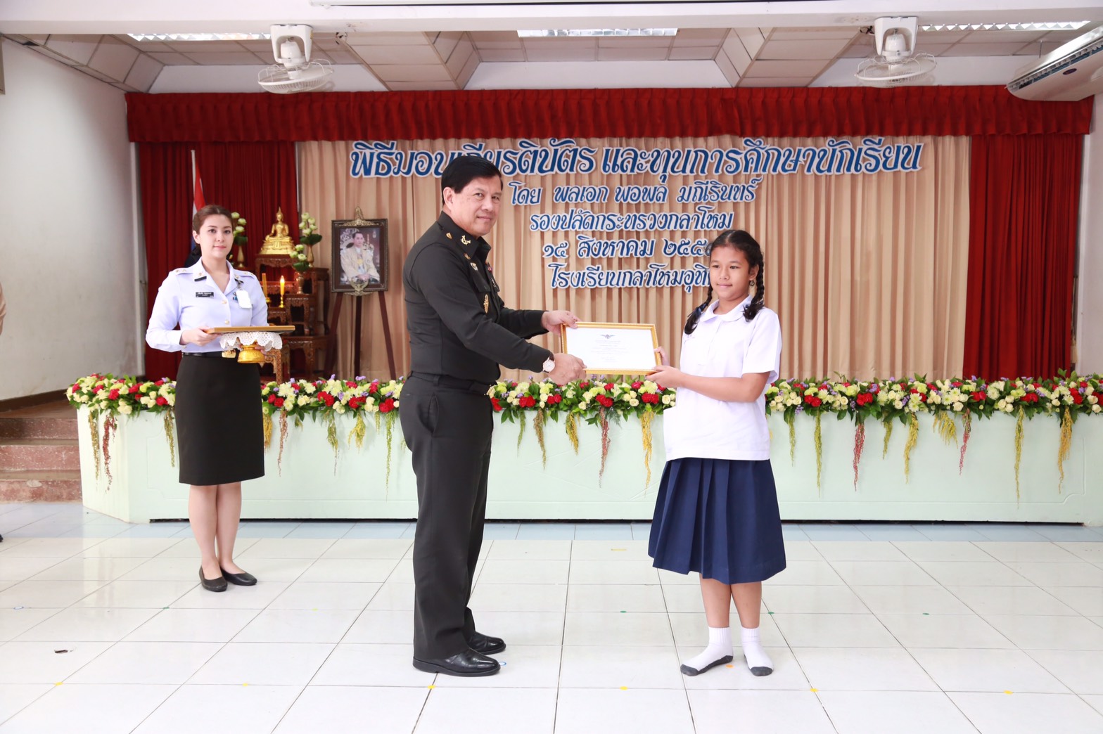 134 ปลัดกระทรวงกลาโหม มอบให้ รองปลัดกระทรวงกลาโหม เป็นผู้แทนพร้อมด้วยคณะกรรมการสมาคมภริยากระทรวงกลาโหม มอบทุนการศึกษาแก่นักเรียน โรงเรียนกลาโหมอุทิศ ประจำปีการศึกษา ๒๕๕๙