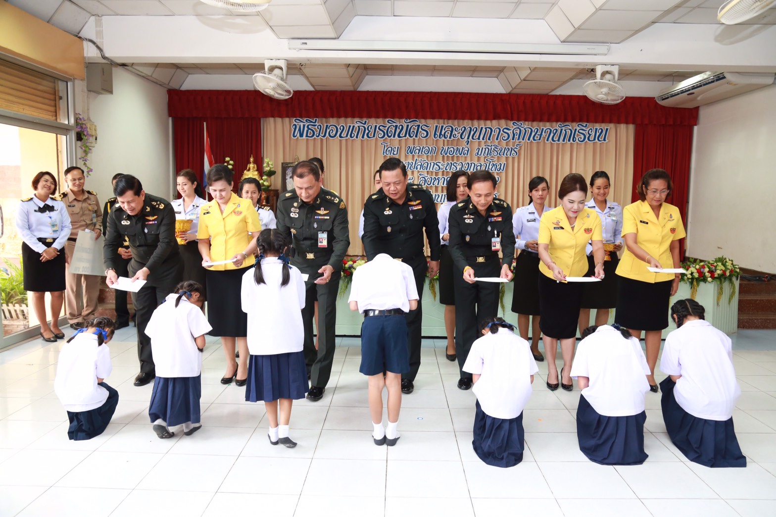 134 ปลัดกระทรวงกลาโหม มอบให้ รองปลัดกระทรวงกลาโหม เป็นผู้แทนพร้อมด้วยคณะกรรมการสมาคมภริยากระทรวงกลาโหม มอบทุนการศึกษาแก่นักเรียน โรงเรียนกลาโหมอุทิศ ประจำปีการศึกษา ๒๕๕๙