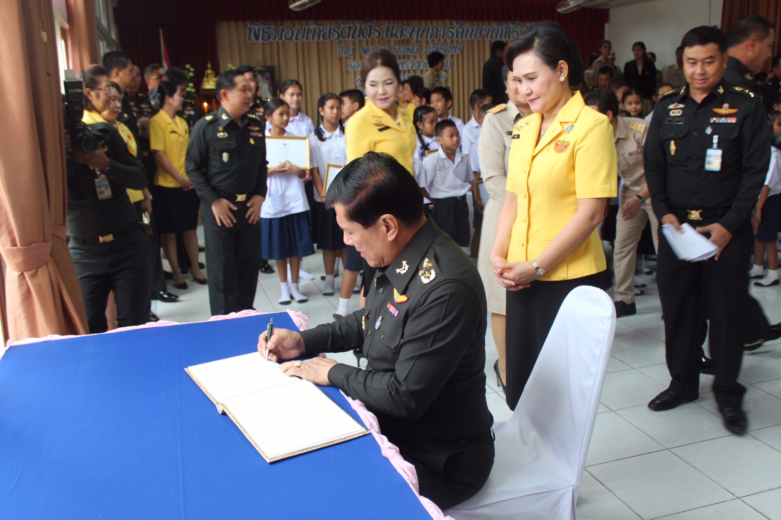 134 ปลัดกระทรวงกลาโหม มอบให้ รองปลัดกระทรวงกลาโหม เป็นผู้แทนพร้อมด้วยคณะกรรมการสมาคมภริยากระทรวงกลาโหม มอบทุนการศึกษาแก่นักเรียน โรงเรียนกลาโหมอุทิศ ประจำปีการศึกษา ๒๕๕๙