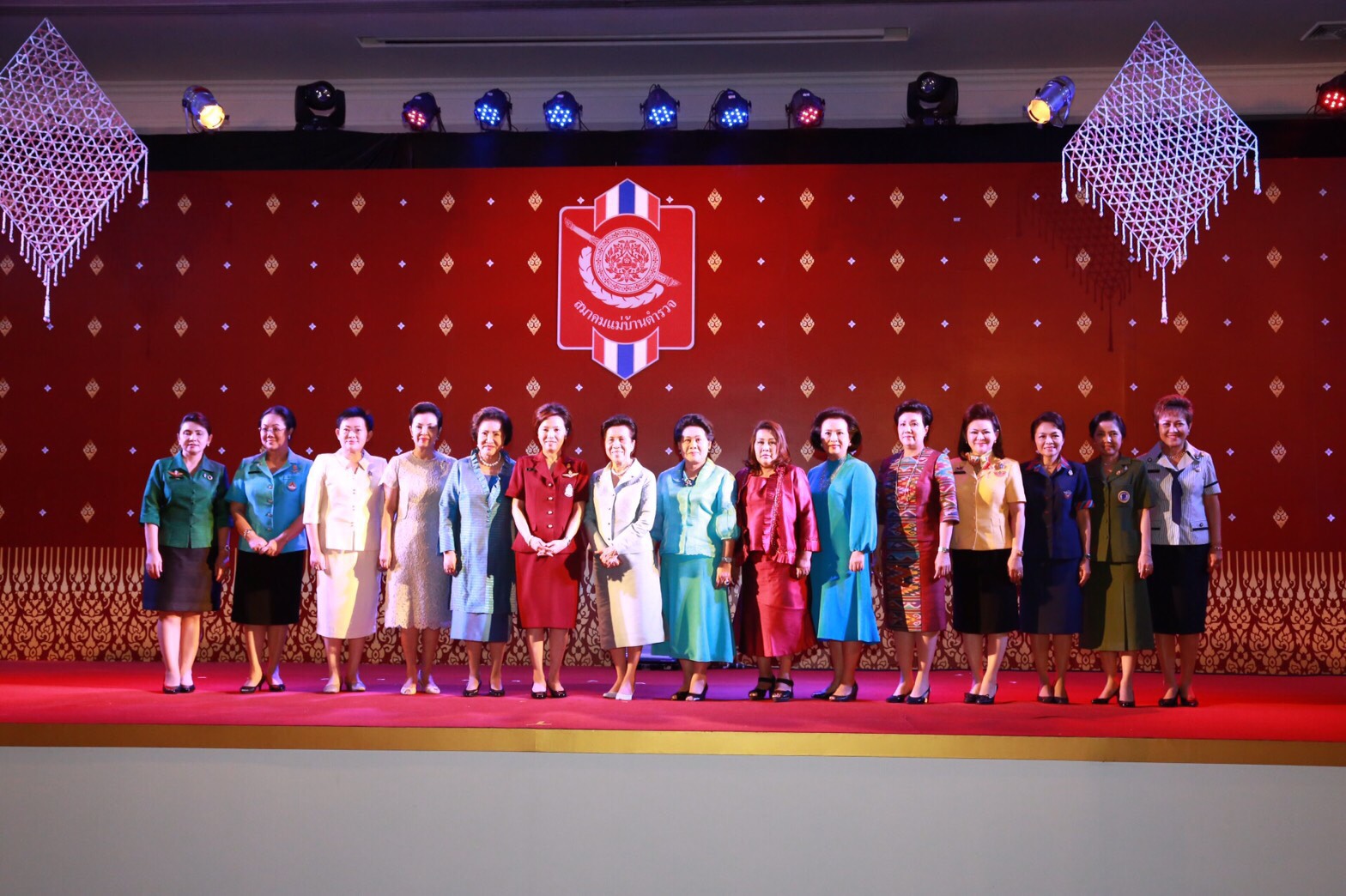 135 นายกสมาคมภริยาฯ พร้อมด้วยคณะกรรมการสมาคมภริยาฯ ร่วมงานวันคล้ายวันสถาปนาสมาคมแม่บ้านตำรวจครบรอบ ๓๐ ปี