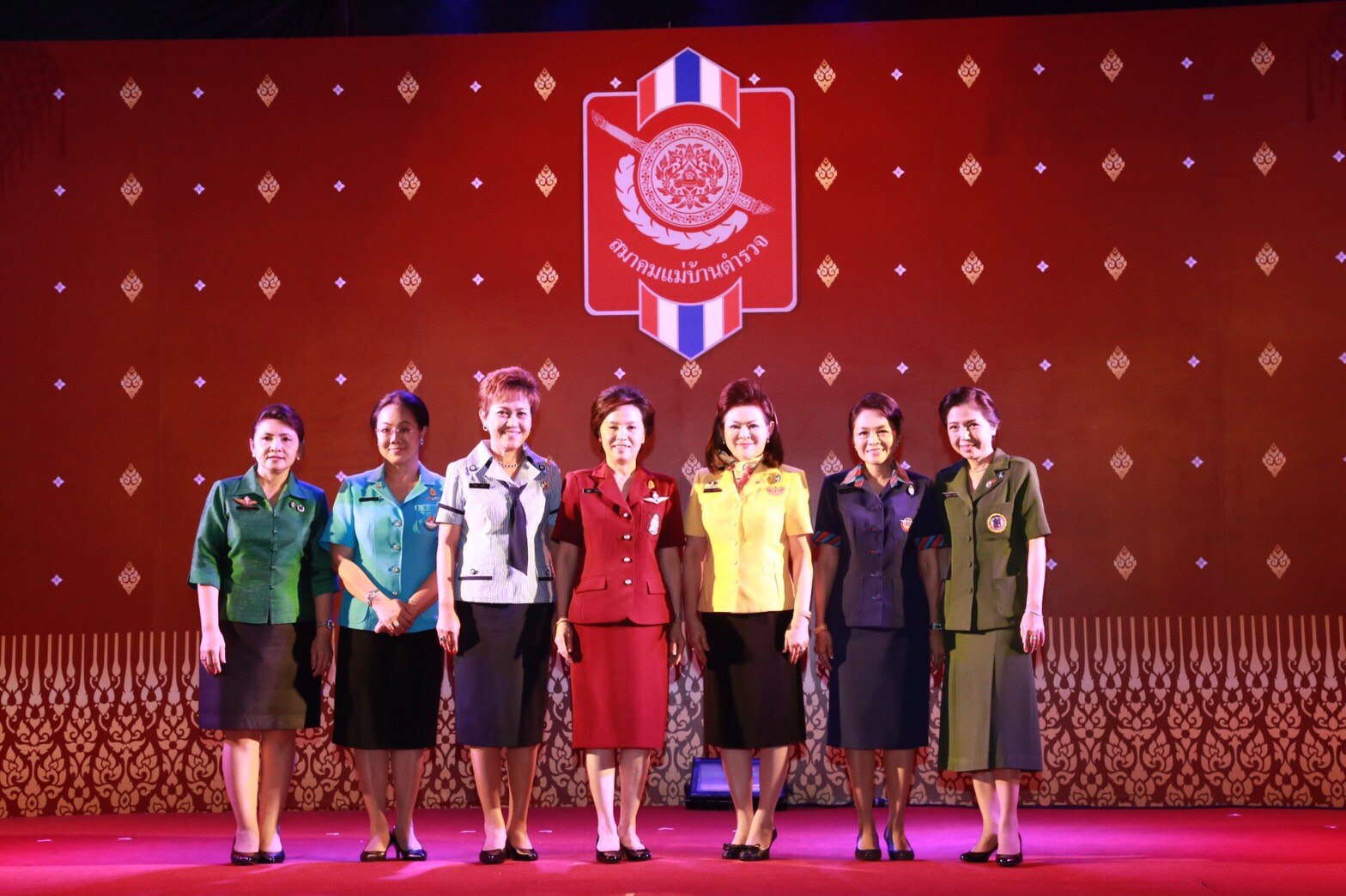 135 นายกสมาคมภริยาฯ พร้อมด้วยคณะกรรมการสมาคมภริยาฯ ร่วมงานวันคล้ายวันสถาปนาสมาคมแม่บ้านตำรวจครบรอบ ๓๐ ปี