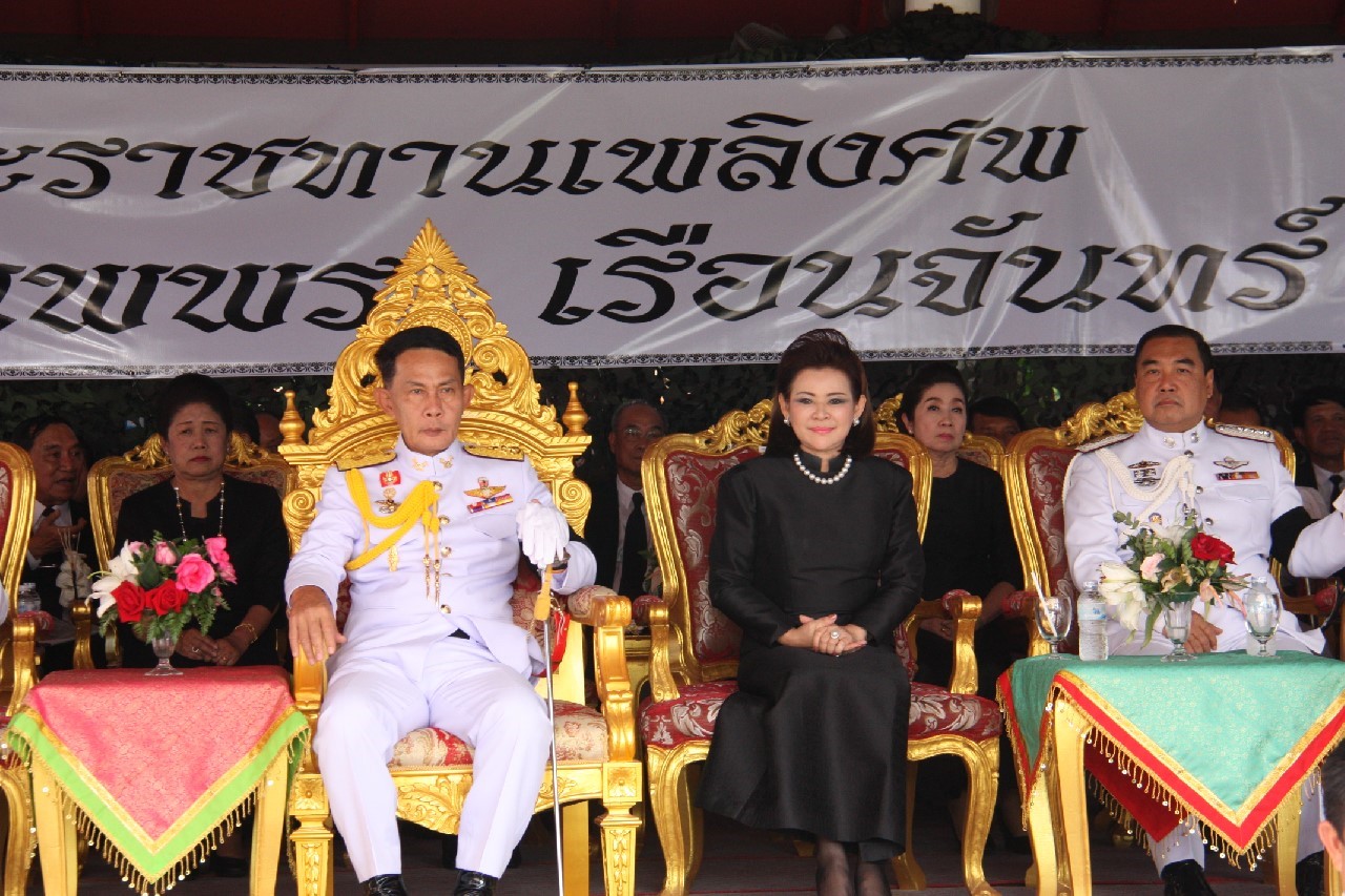 137 ปลัดกระทรวงกลาโหม พร้อมด้วยนายกสมาคมภริยาฯ ร่วมในพิธีพระราชทานเพลิงศพ ผู้บัญชาการกองพลทหารราบที่ 4 ณ ฌาปนสถานวัดลัฏฐิวัน อ.แม่ริม จ.เชียงใหม่