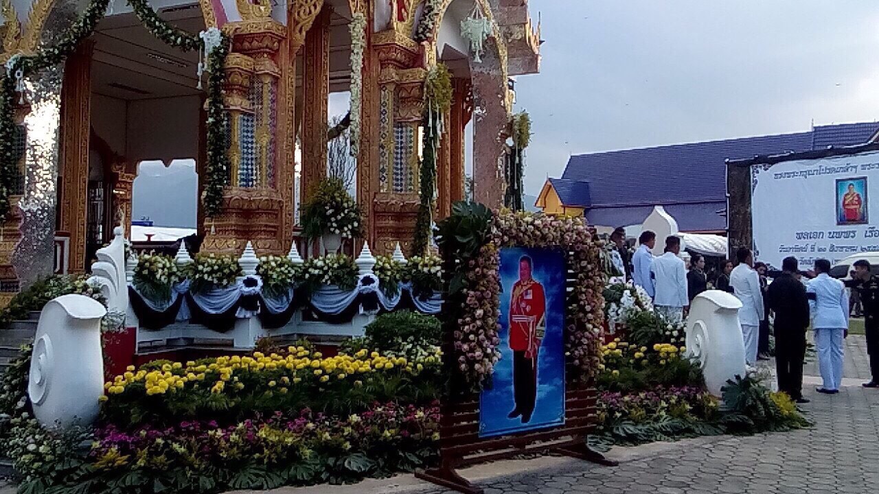 137 ปลัดกระทรวงกลาโหม พร้อมด้วยนายกสมาคมภริยาฯ ร่วมในพิธีพระราชทานเพลิงศพ ผู้บัญชาการกองพลทหารราบที่ 4 ณ ฌาปนสถานวัดลัฏฐิวัน อ.แม่ริม จ.เชียงใหม่