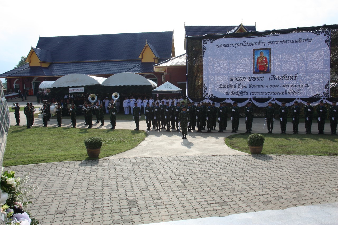 137 ปลัดกระทรวงกลาโหม พร้อมด้วยนายกสมาคมภริยาฯ ร่วมในพิธีพระราชทานเพลิงศพ ผู้บัญชาการกองพลทหารราบที่ 4 ณ ฌาปนสถานวัดลัฏฐิวัน อ.แม่ริม จ.เชียงใหม่
