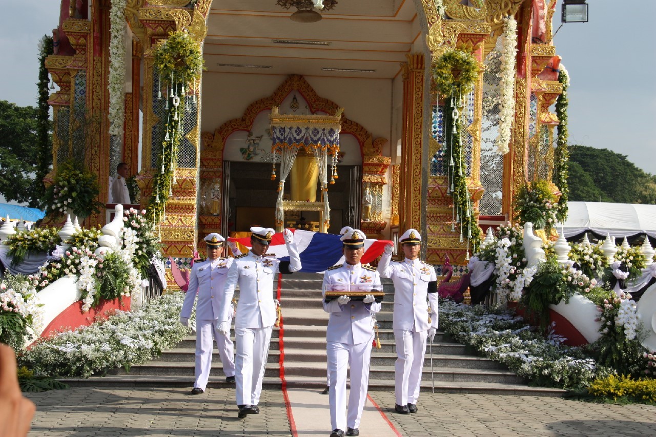 137 ปลัดกระทรวงกลาโหม พร้อมด้วยนายกสมาคมภริยาฯ ร่วมในพิธีพระราชทานเพลิงศพ ผู้บัญชาการกองพลทหารราบที่ 4 ณ ฌาปนสถานวัดลัฏฐิวัน อ.แม่ริม จ.เชียงใหม่