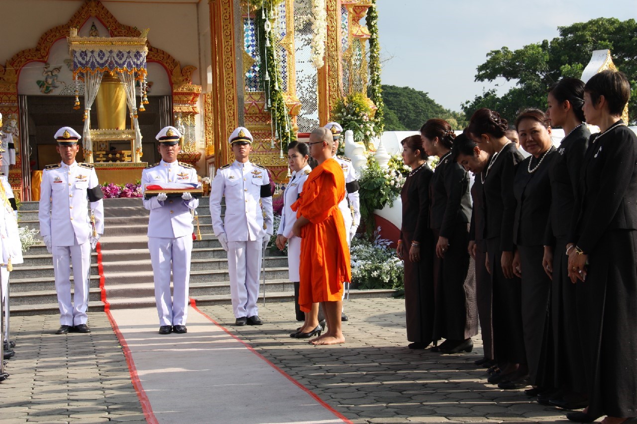 137 ปลัดกระทรวงกลาโหม พร้อมด้วยนายกสมาคมภริยาฯ ร่วมในพิธีพระราชทานเพลิงศพ ผู้บัญชาการกองพลทหารราบที่ 4 ณ ฌาปนสถานวัดลัฏฐิวัน อ.แม่ริม จ.เชียงใหม่