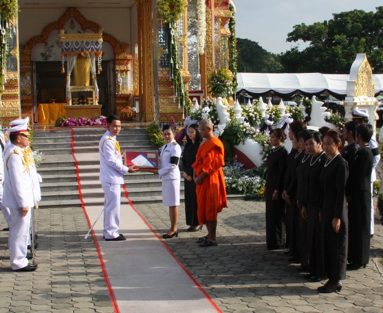 137 ปลัดกระทรวงกลาโหม พร้อมด้วยนายกสมาคมภริยาฯ ร่วมในพิธีพระราชทานเพลิงศพ ผู้บัญชาการกองพลทหารราบที่ 4 ณ ฌาปนสถานวัดลัฏฐิวัน อ.แม่ริม จ.เชียงใหม่