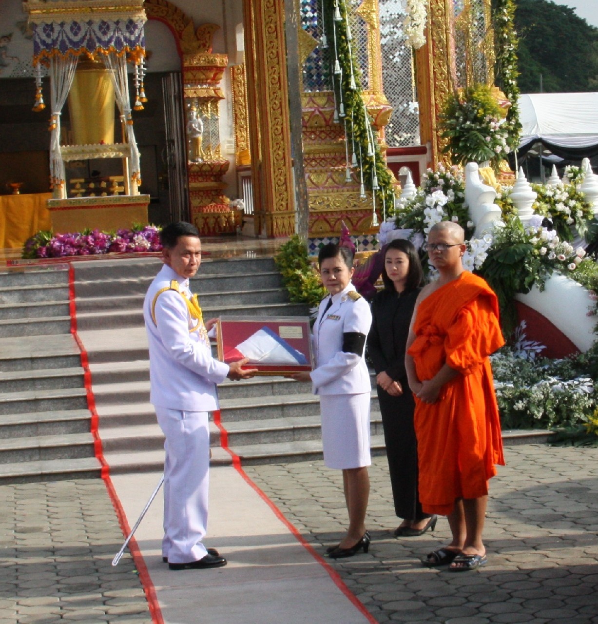 137 ปลัดกระทรวงกลาโหม พร้อมด้วยนายกสมาคมภริยาฯ ร่วมในพิธีพระราชทานเพลิงศพ ผู้บัญชาการกองพลทหารราบที่ 4 ณ ฌาปนสถานวัดลัฏฐิวัน อ.แม่ริม จ.เชียงใหม่