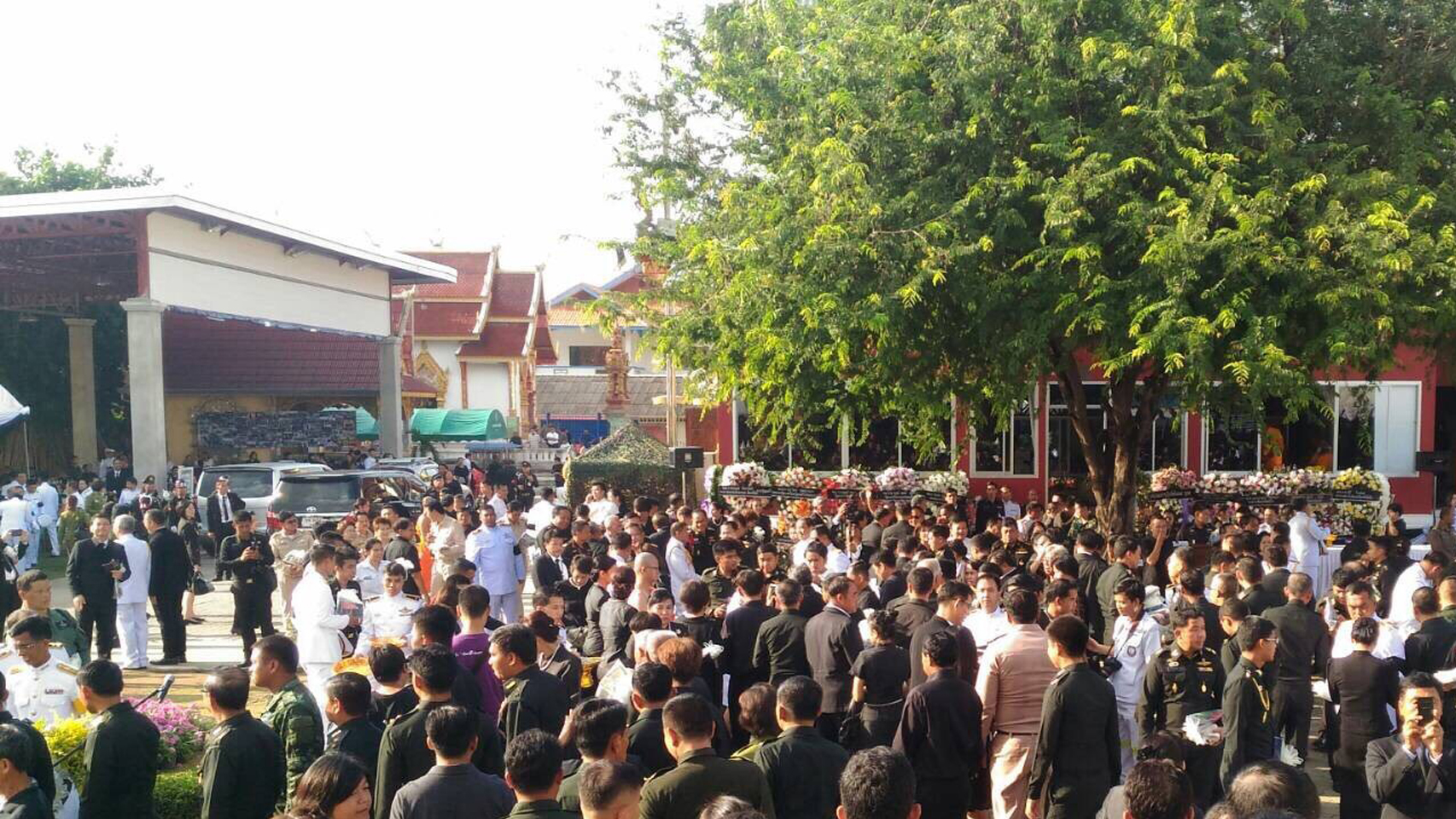 137 ปลัดกระทรวงกลาโหม พร้อมด้วยนายกสมาคมภริยาฯ ร่วมในพิธีพระราชทานเพลิงศพ ผู้บัญชาการกองพลทหารราบที่ 4 ณ ฌาปนสถานวัดลัฏฐิวัน อ.แม่ริม จ.เชียงใหม่