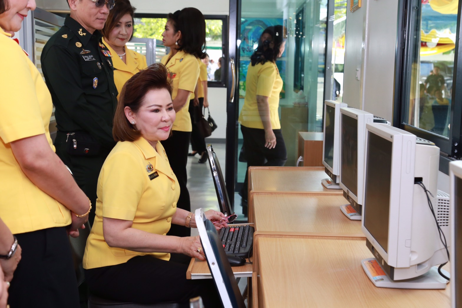 139 นายกสมาคมภริยาฯ มอบเครื่องคอมพิวเตอร์ให้ศูนย์การเรียนรู้ อาคารพักอาศัยพื้นที่ถนนแจ้งวัฒนะ(อาคารนายทหารชั้นประทวน), อาคารพักอาศัยพื้นที่ถนนแจ้งวัฒนะ(อาคารนายทหารสัญญาบัตร) และอาคารพักอาศัยพื้นที่แขวงบางจาก