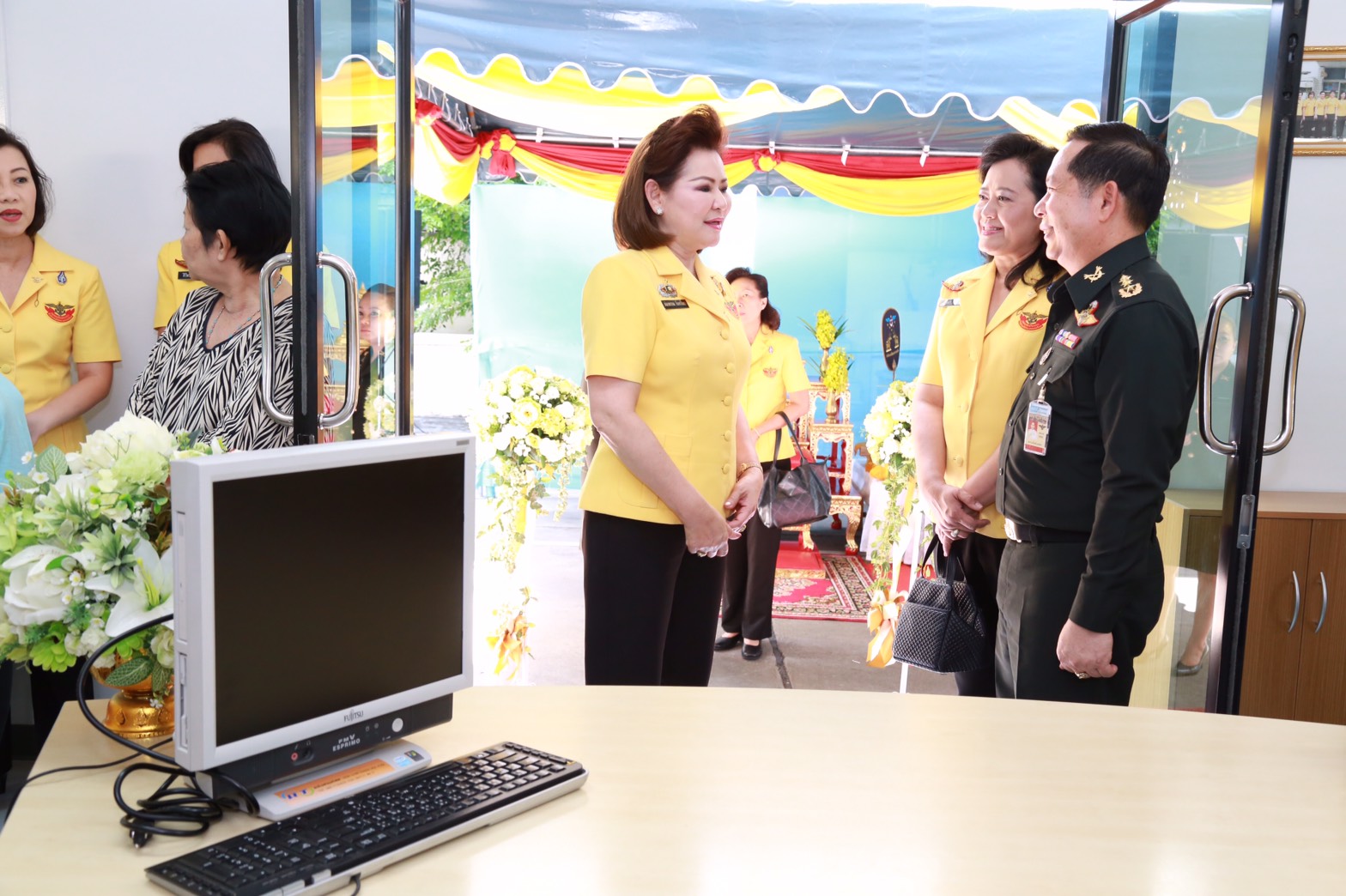 139 นายกสมาคมภริยาฯ มอบเครื่องคอมพิวเตอร์ให้ศูนย์การเรียนรู้ อาคารพักอาศัยพื้นที่ถนนแจ้งวัฒนะ(อาคารนายทหารชั้นประทวน), อาคารพักอาศัยพื้นที่ถนนแจ้งวัฒนะ(อาคารนายทหารสัญญาบัตร) และอาคารพักอาศัยพื้นที่แขวงบางจาก