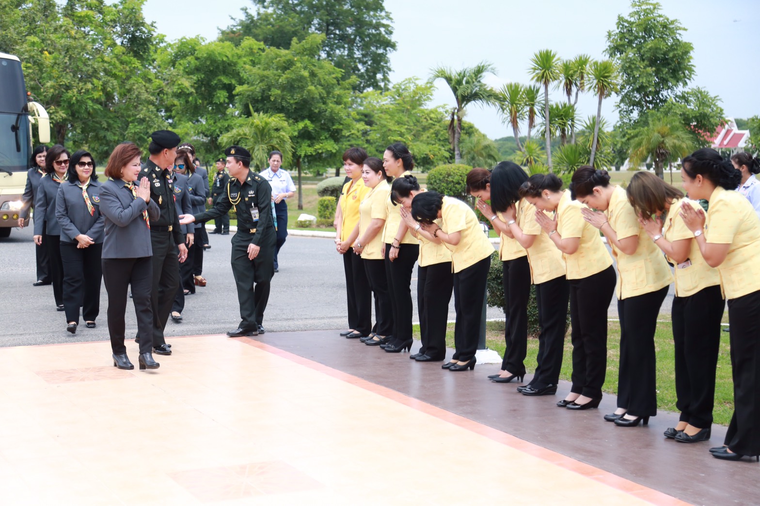 140 นายกสมาคมภริยาฯ นำคณะกรรมการสมาคมภริยาฯเข้าตรวจเยี่ยมโครงการ 4+1 ของสมาคมภริยาฯ ของ ศูนย์อำนวยการสร้างอาวุธ ศูนย์การอุตสาหกรรมป้องกันประเทศและพลังงานทหาร จังหวัดลพบุรี